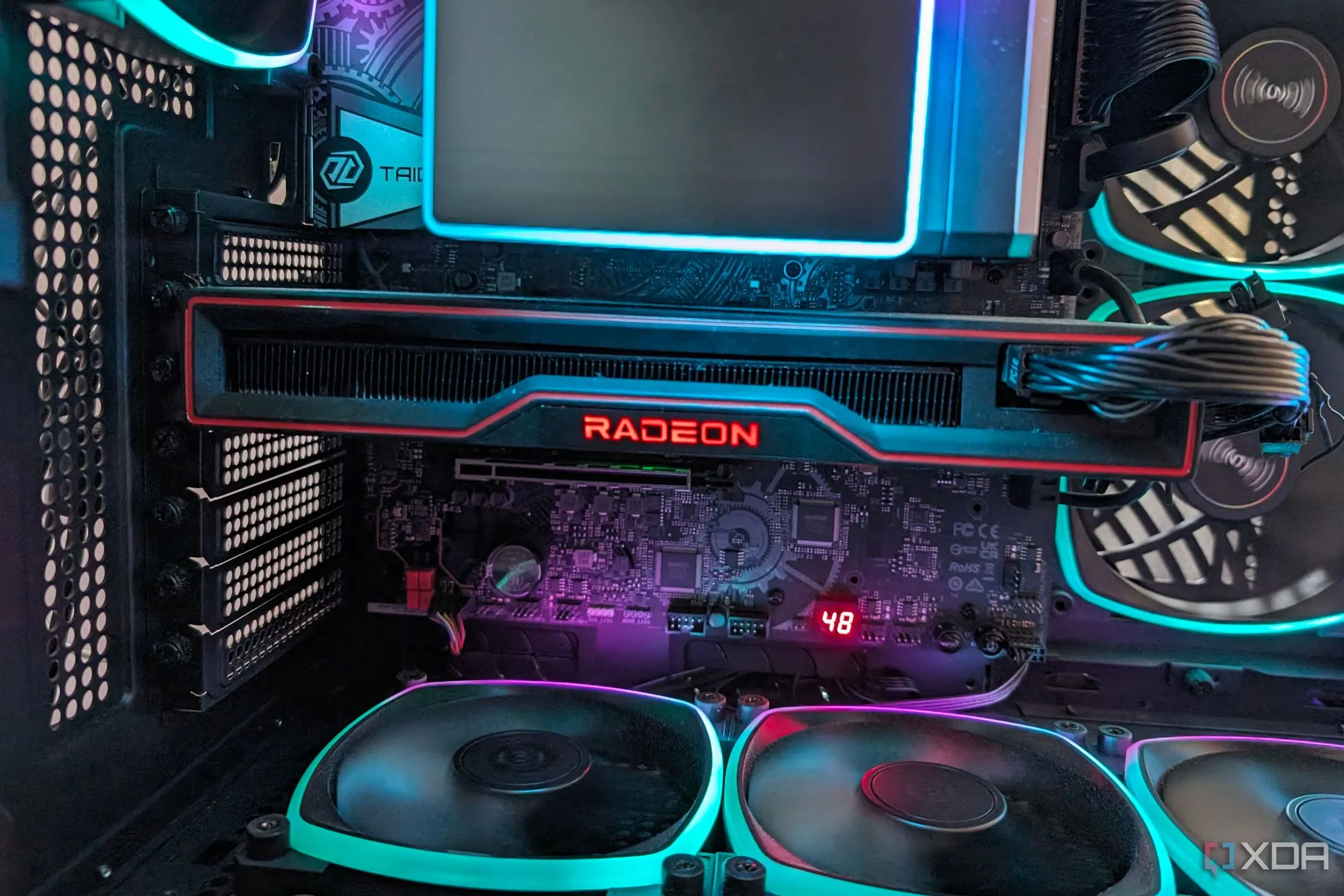 Card đồ họa AMD Radeon RX 6800 với đèn RGB trong thùng máy tính