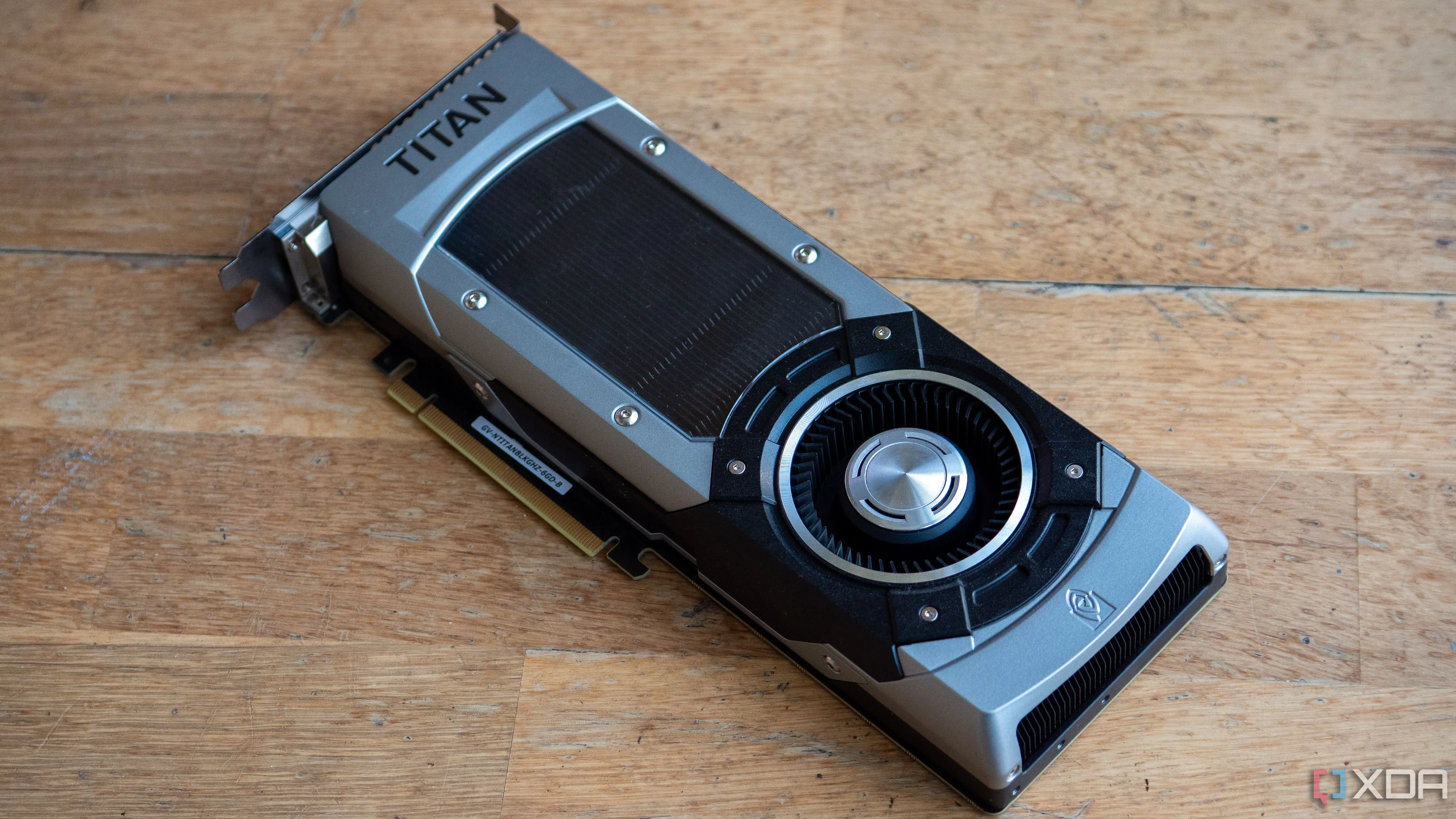 Card đồ họa Nvidia GeForce, biểu tượng của cam kết hỗ trợ driver liên tục cho người dùng Windows 10.