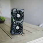 Card đồ họa NVIDIA GeForce RTX 4060 với thiết kế tản nhiệt kép trên bàn.