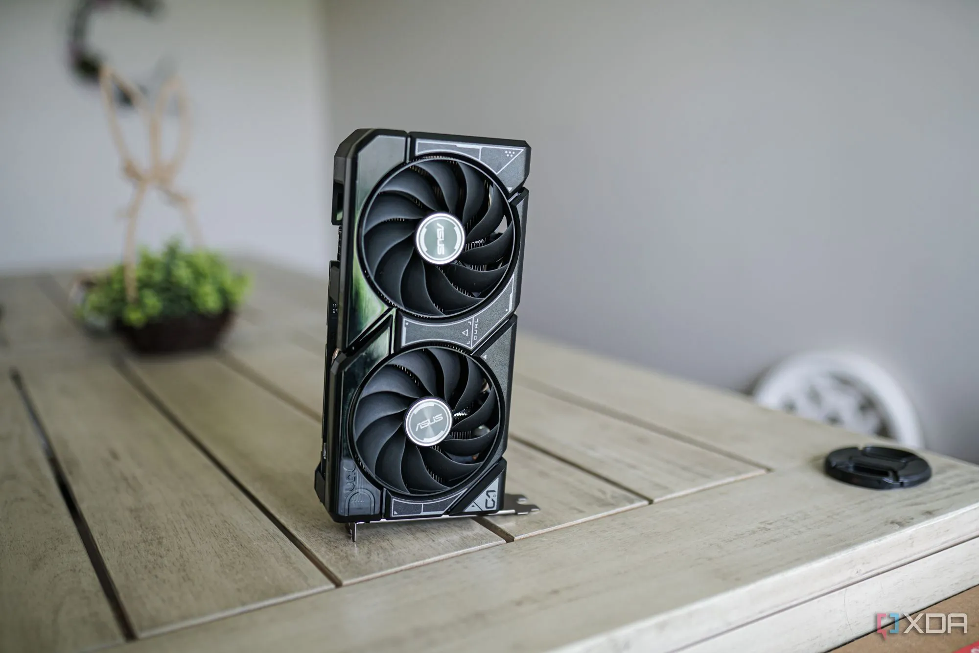 Card đồ họa NVIDIA GeForce RTX 4060 với thiết kế tản nhiệt kép trên bàn.