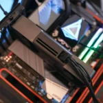 Card đồ họa Nvidia RTX 5070 được lắp đặt trên hệ thống kiểm thử hiệu năng, đại diện cho các dòng GPU cao cấp đang bị hạn chế bán trên Amazon Prime.