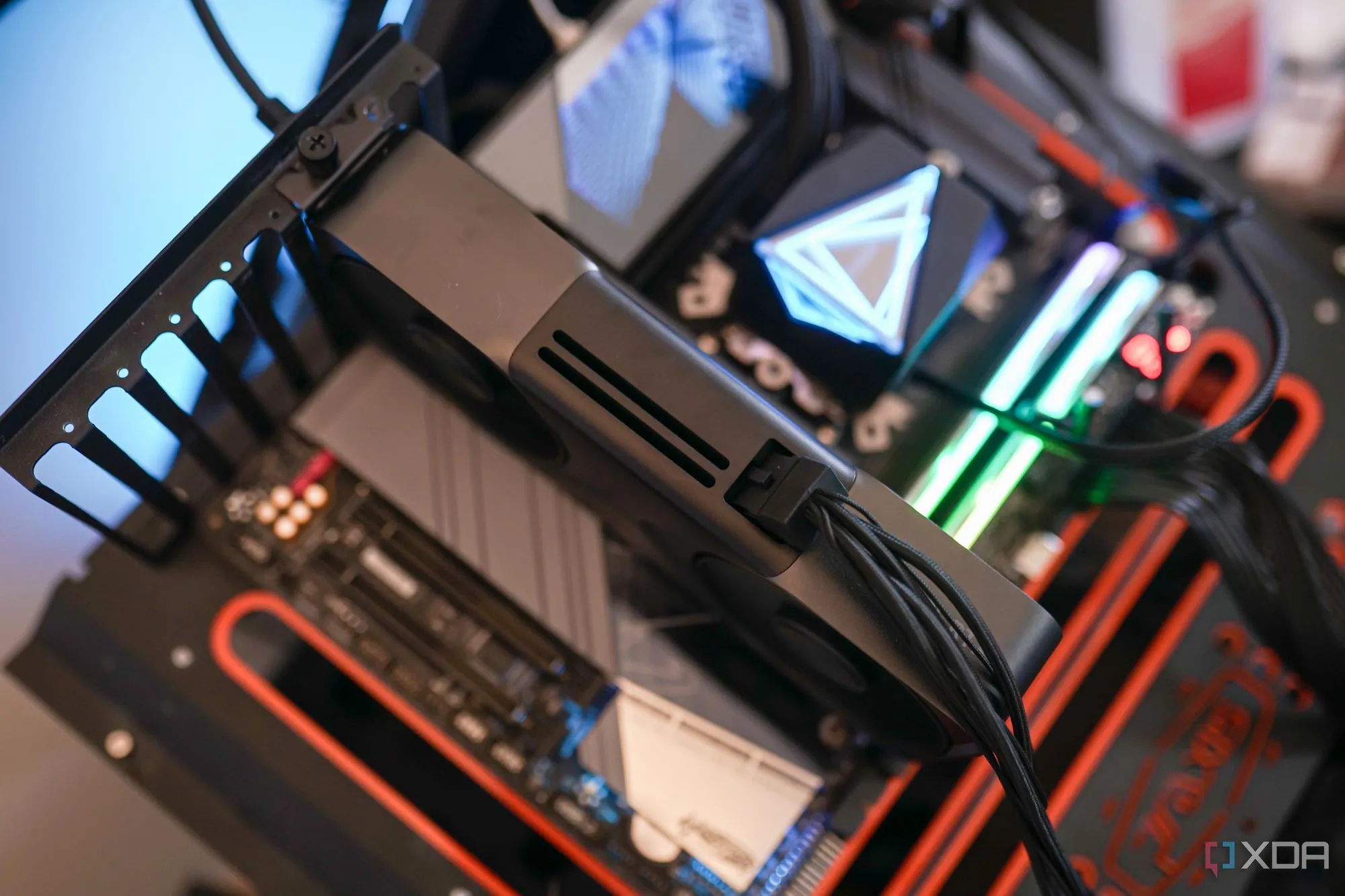 Card đồ họa Nvidia RTX 5070 được lắp đặt trên hệ thống kiểm thử hiệu năng, đại diện cho các dòng GPU cao cấp đang bị hạn chế bán trên Amazon Prime.