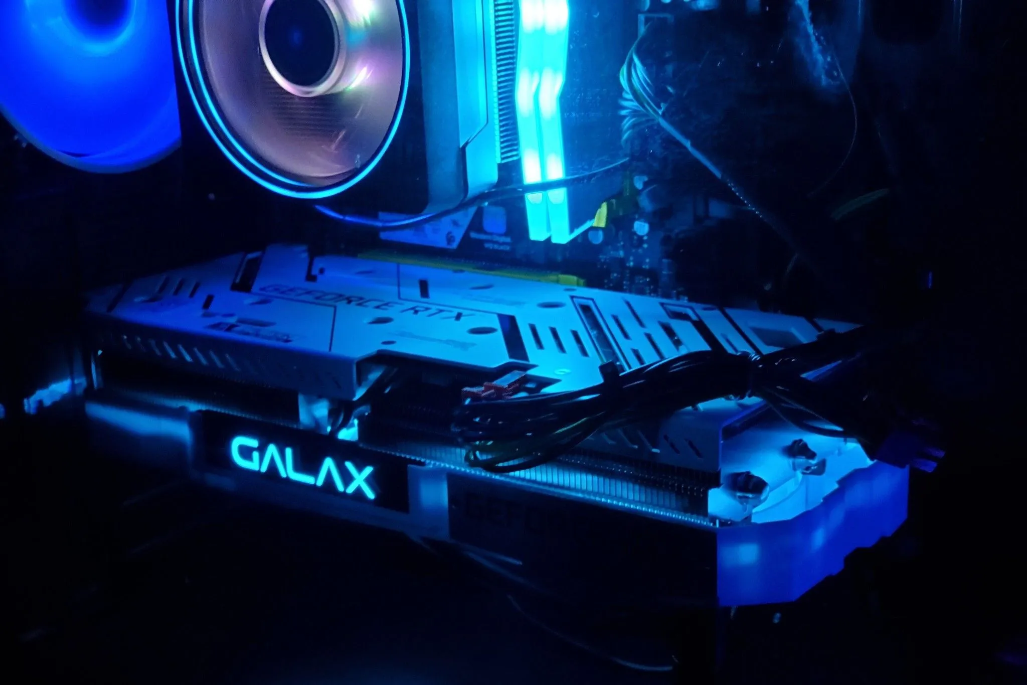 Card đồ họa RTX 3060 Ti được lắp đặt bên trong thùng máy PC với đèn RGB