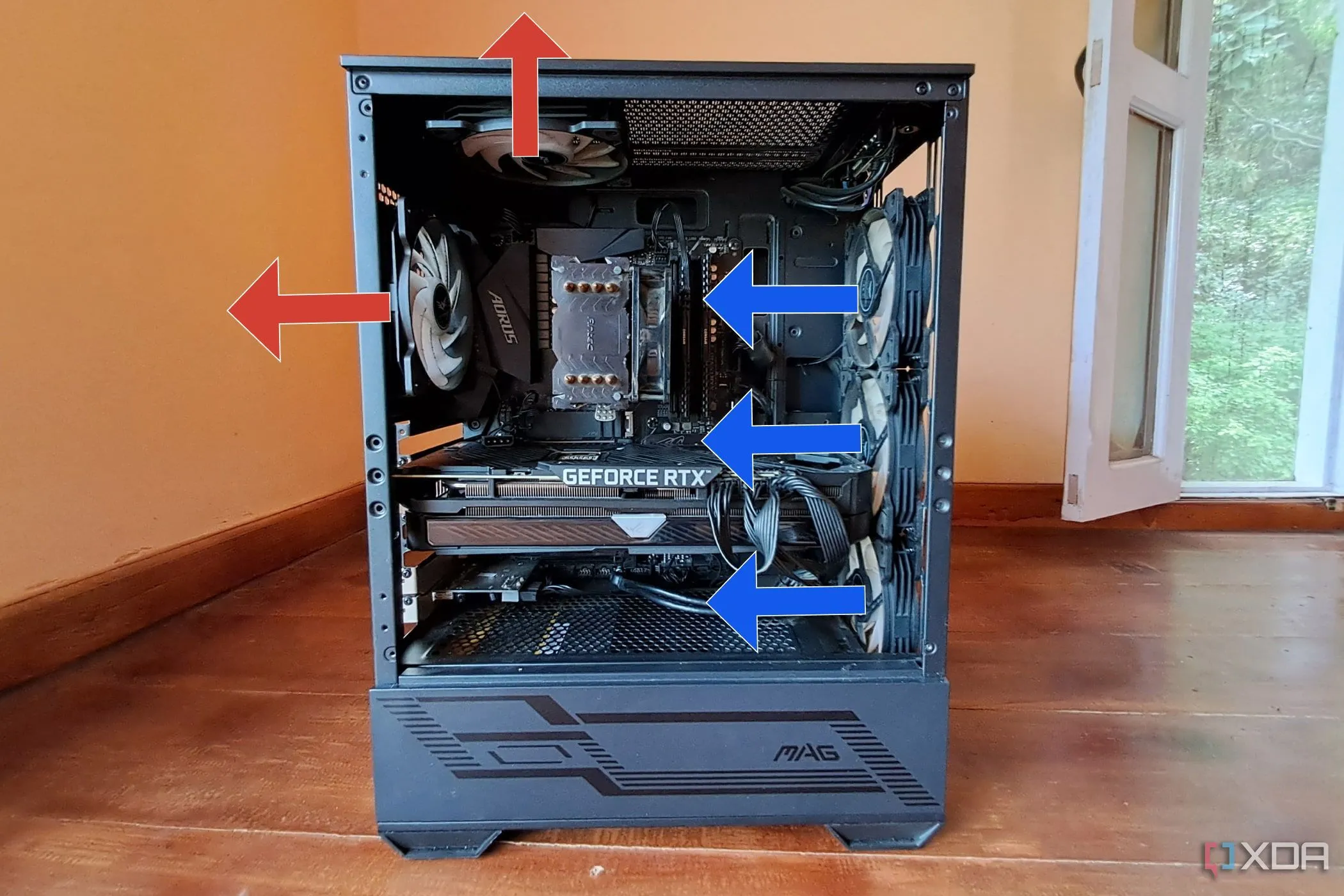 Case PC MSI MAG Forge 110R với ba quạt hút và hai quạt đẩy tạo áp suất dương