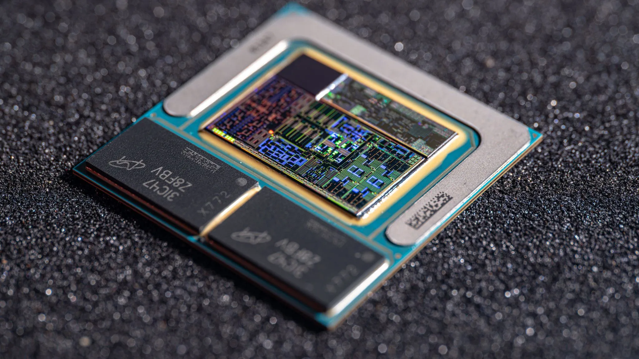 Cấu hình 4+4 của chip Intel Lunar Lake, minh họa kiến trúc bộ nhớ tích hợp (RAM hàn chết).