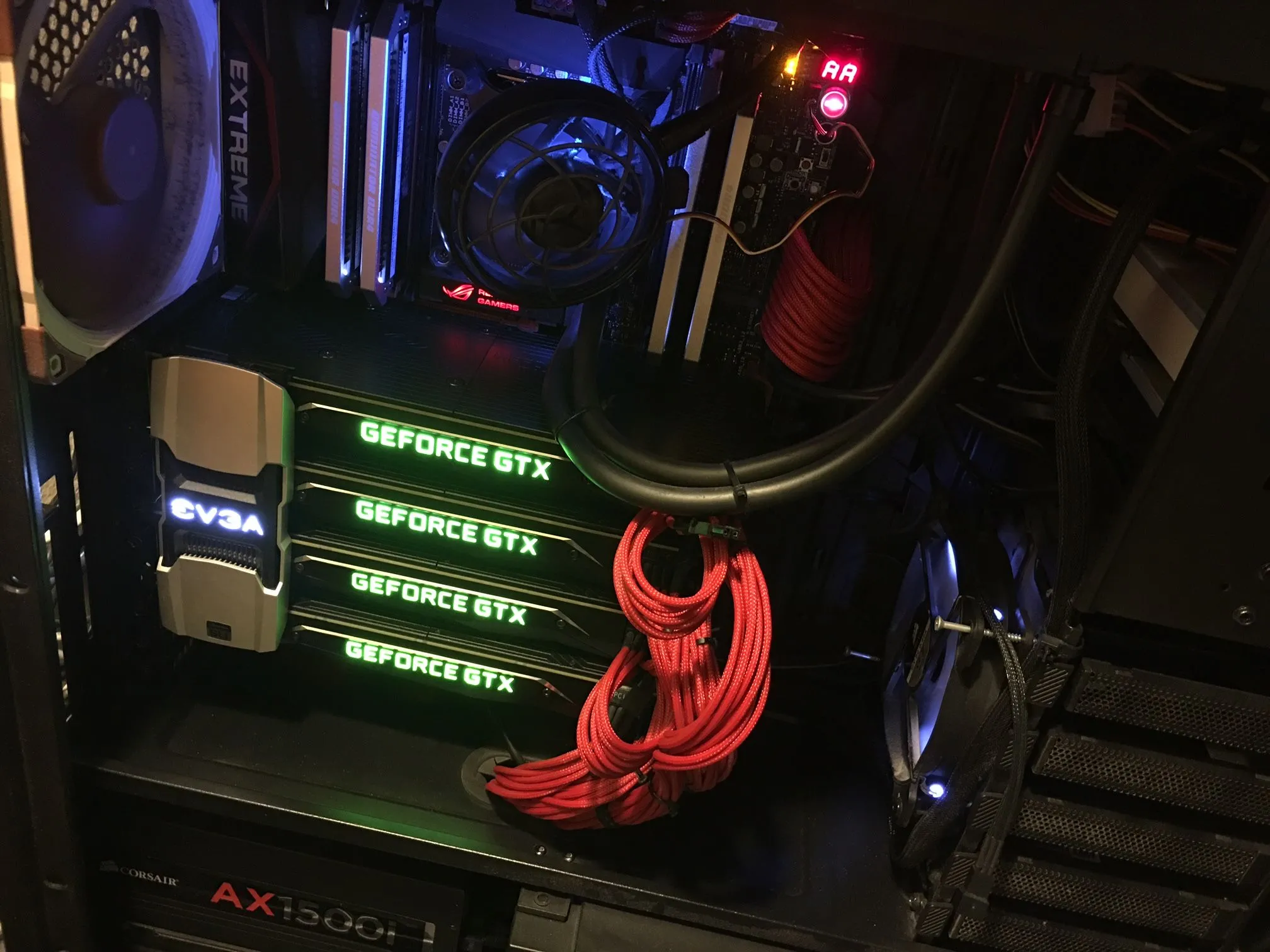 Cấu hình máy tính để bàn với bốn card đồ họa GTX Titan X Pascal chạy SLI, minh họa giải pháp GPU phụ cho PhysX