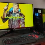 Cấu hình PC gaming mạnh mẽ với màn hình hiển thị game Cyberpunk 2077, minh họa trải nghiệm game đỉnh cao trên PC
