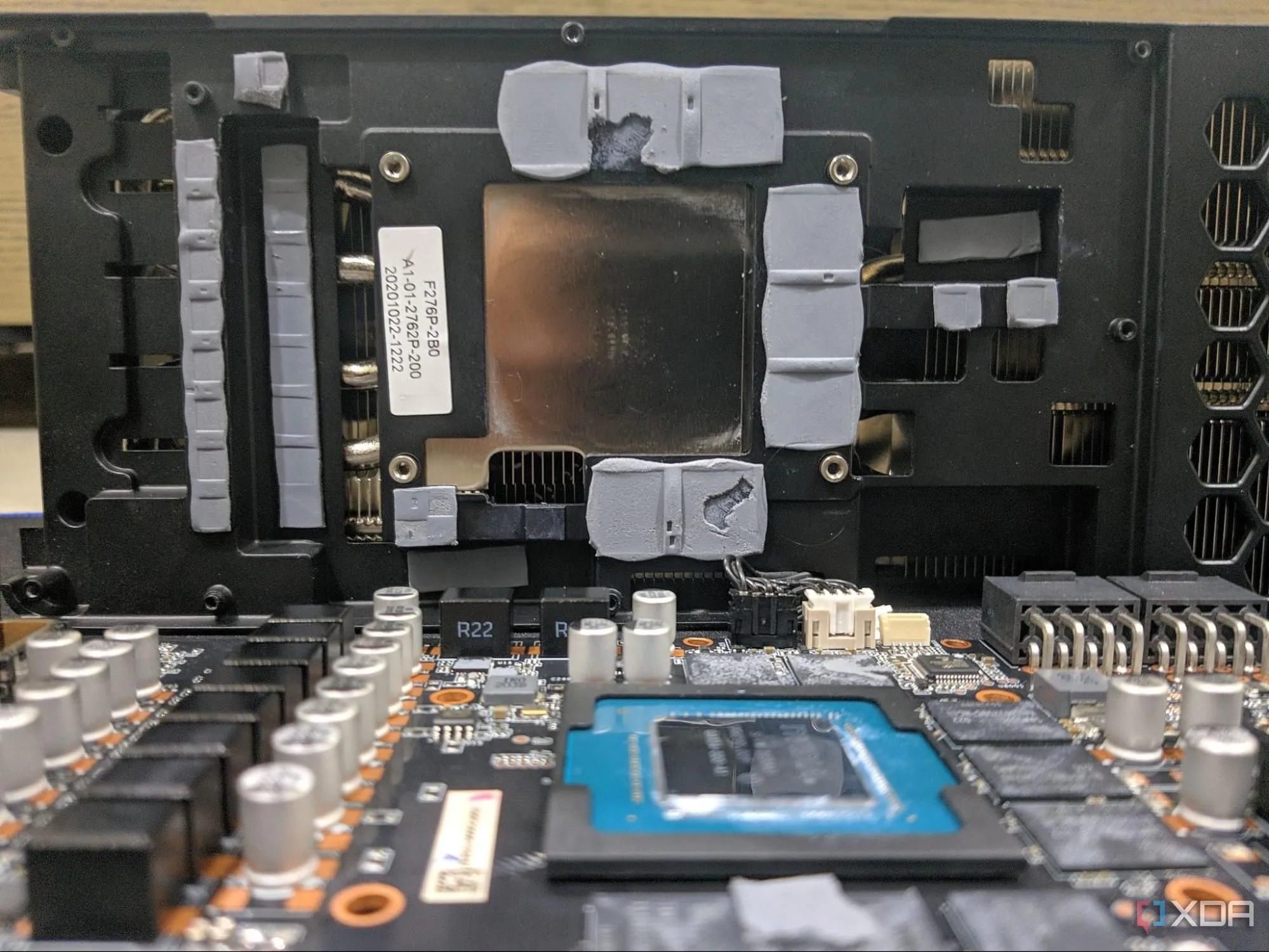 Cấu tạo bên trong card đồ họa RTX, hiển thị nhân GPU, bộ tản nhiệt và các thermal pad trên chip nhớ VRAM, VRM.