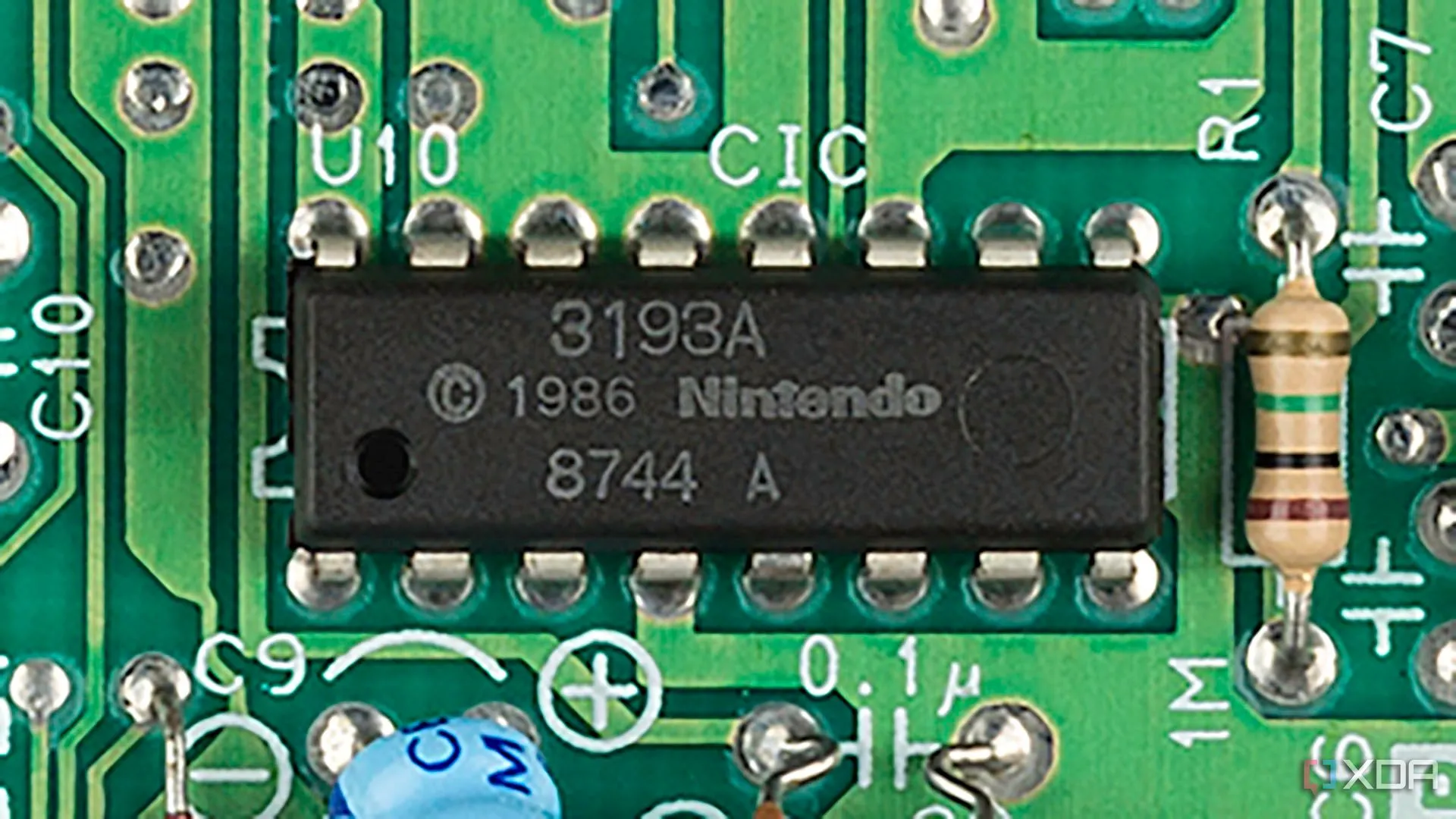 Cấu tạo bên trong chip khóa CIC (Checking Integrated Circuit) của hệ máy NES Mk1 do Nintendo sản xuất