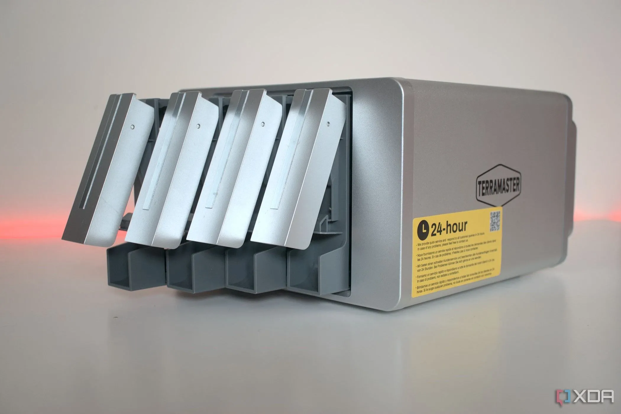 Chi tiết thiết kế NAS TerraMaster F4-423 với các khay ổ đĩa