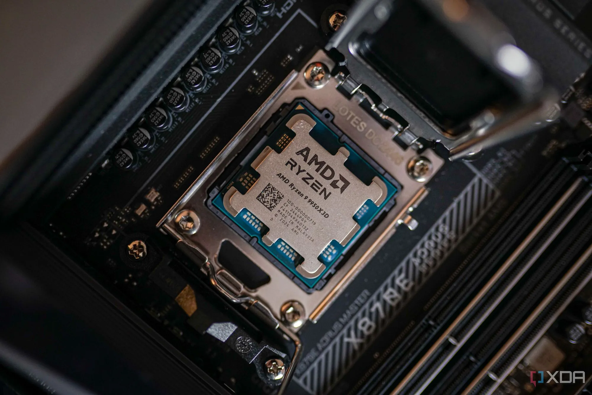 Chip AMD Ryzen 9 9950X3D được lắp vào bo mạch chủ, minh họa khả năng tương thích nền tảng AM5