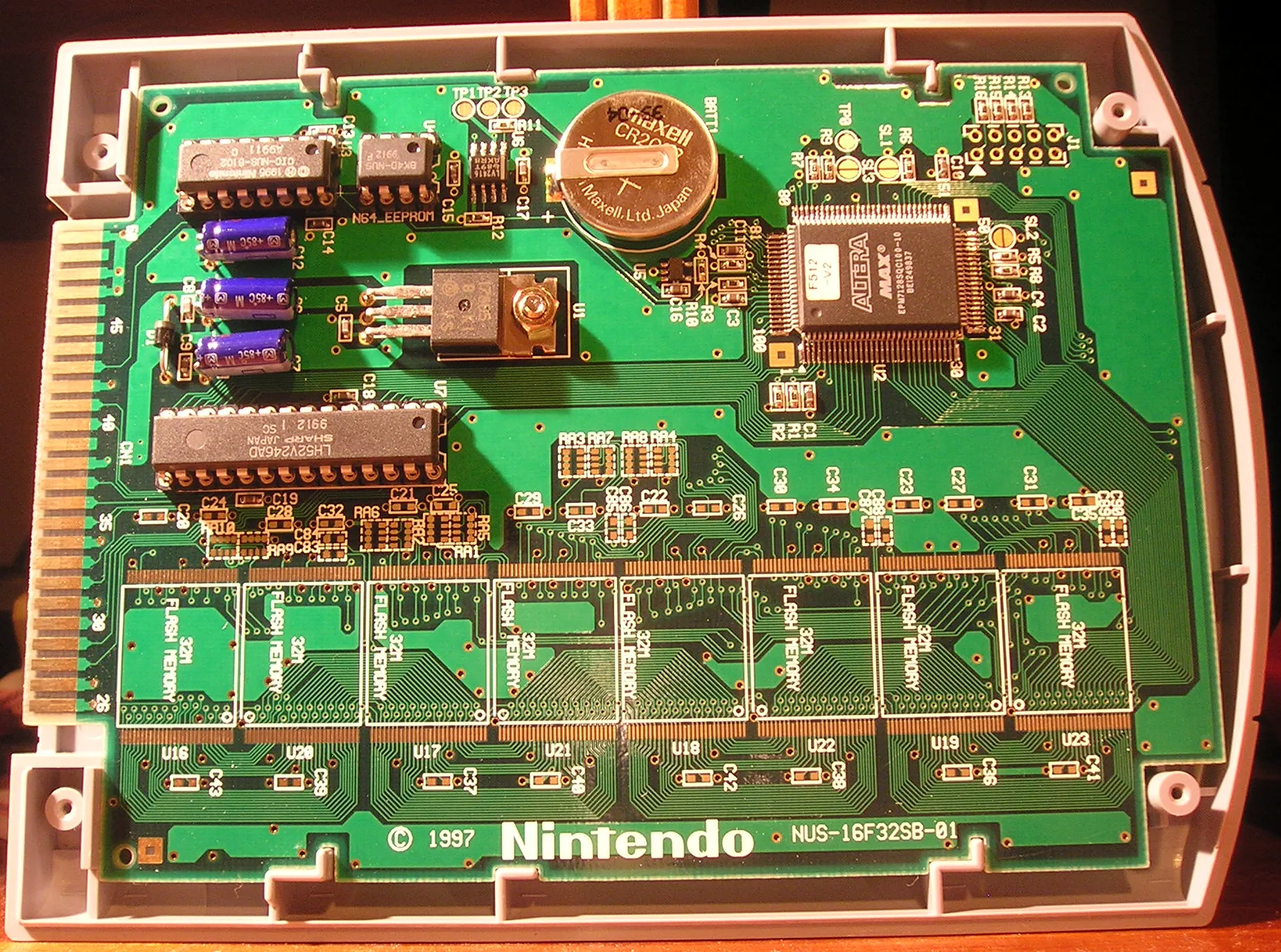 Chip CIC và PIF bên trong băng game phát triển Nintendo 64, minh họa cơ chế chống sao chép của N64
