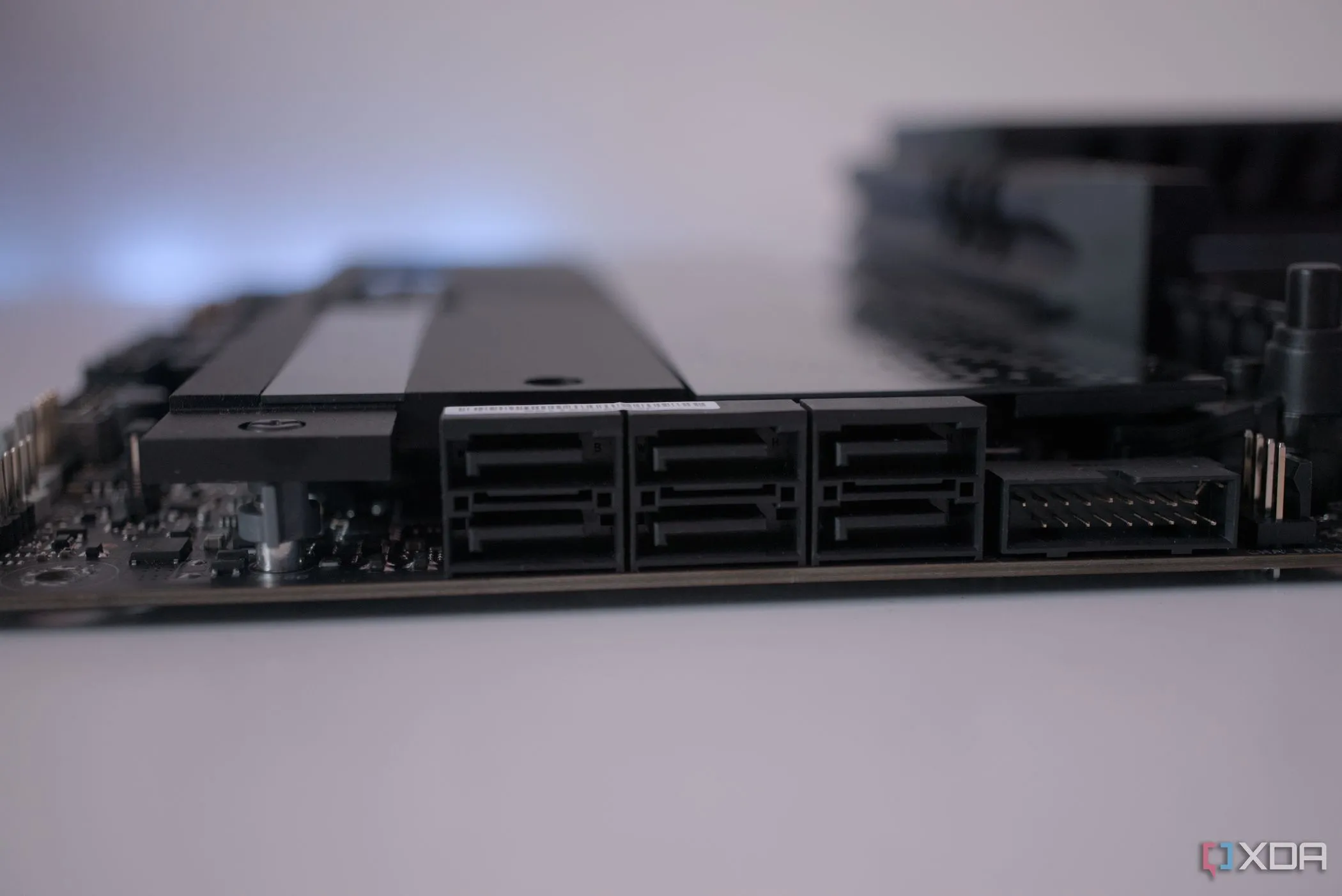 Cổng SATA trên bo mạch chủ ASUS ROG Crosshair X670E Hero cho kết nối ổ cứng NAS