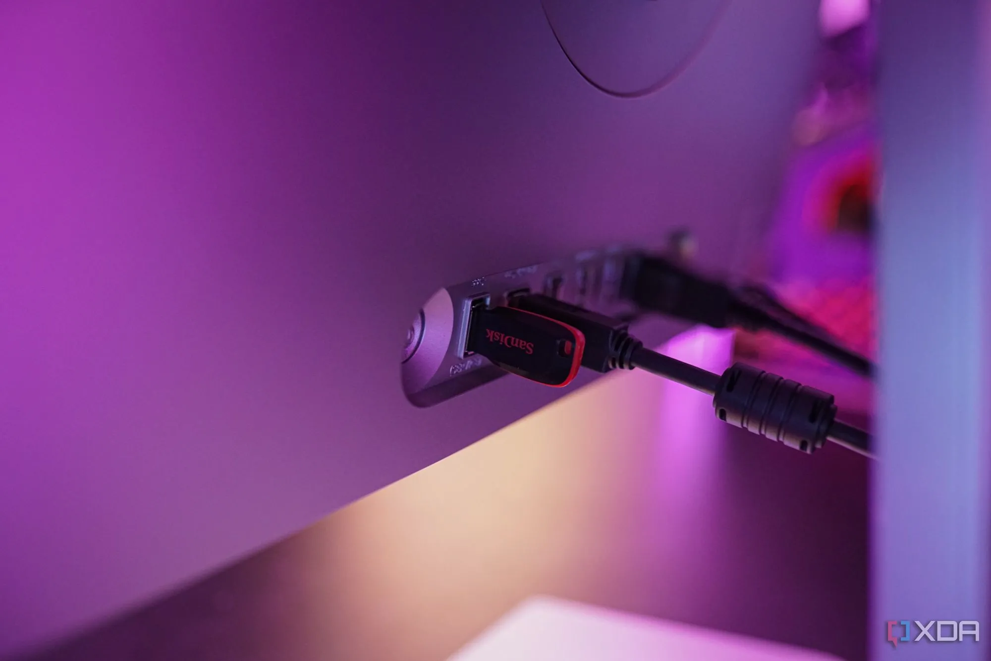 Cổng USB Type-A trên chân đế màn hình gaming Samsung Odyssey 3D