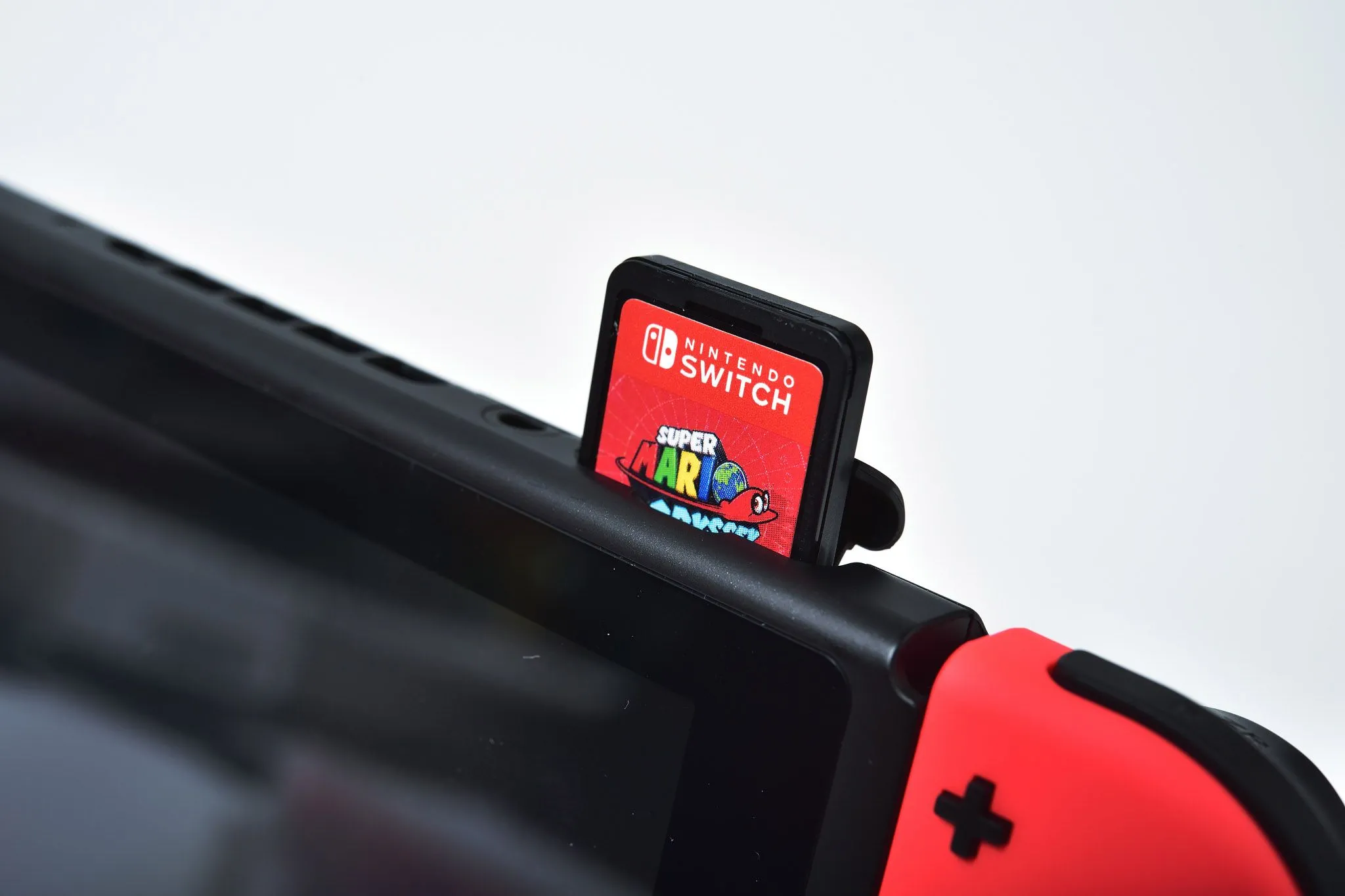 Console Nintendo Switch và một thẻ game được đưa vào khe cắm, minh họa vấn đề thẻ key game
