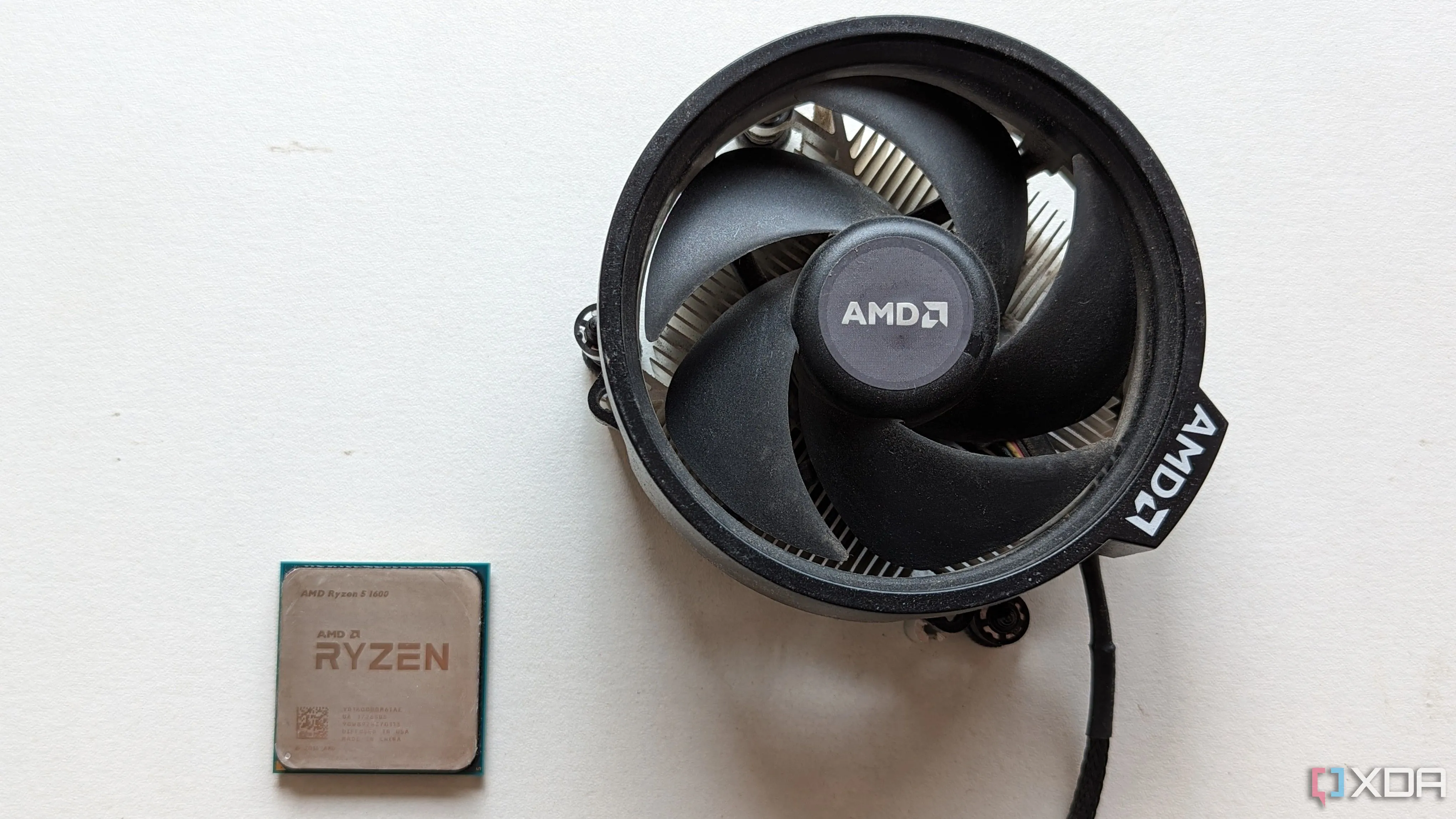 CPU Ryzen 5 1600 và tản nhiệt đi kèm trên bề mặt trắng
