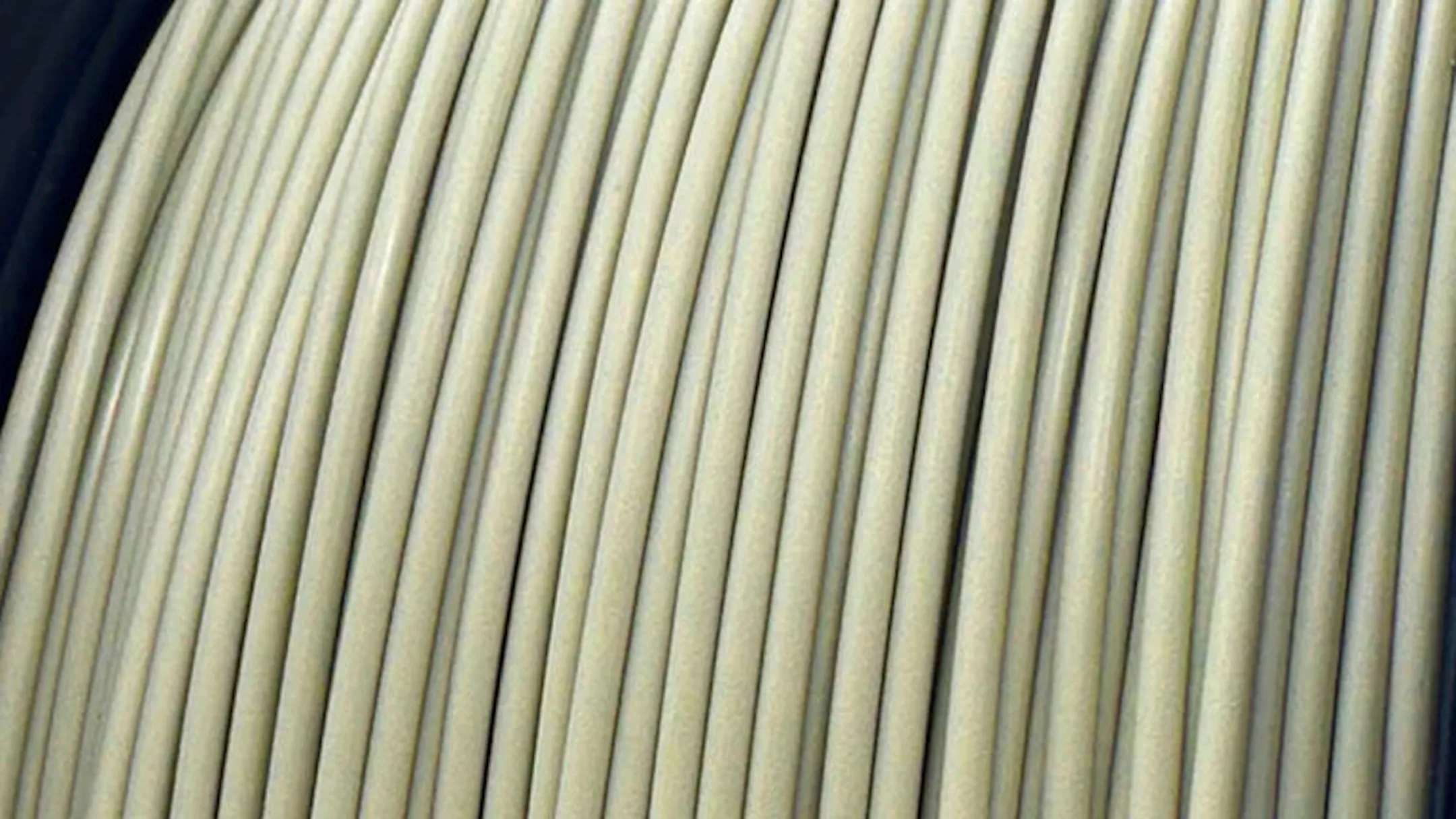 Cuộn filament 3D PLA màu trắng kem cổ điển, mang phong cách máy tính thập niên 80