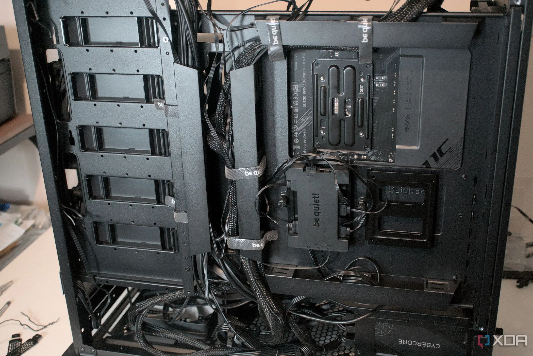Dây cáp được quản lý gọn gàng phía sau khay bo mạch chủ của case be quiet! Dark Base Pro 901