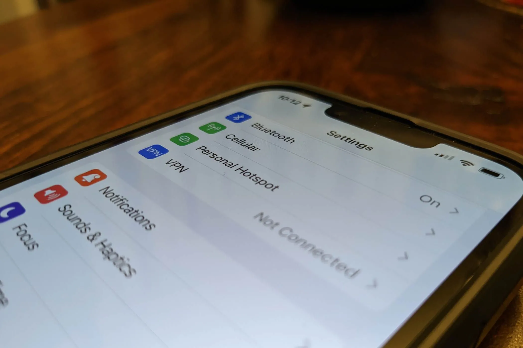 Điện thoại iPhone hiển thị cài đặt điểm phát sóng cá nhân, liên quan đến nguy cơ bảo mật trên các xe hơi có Wi-Fi