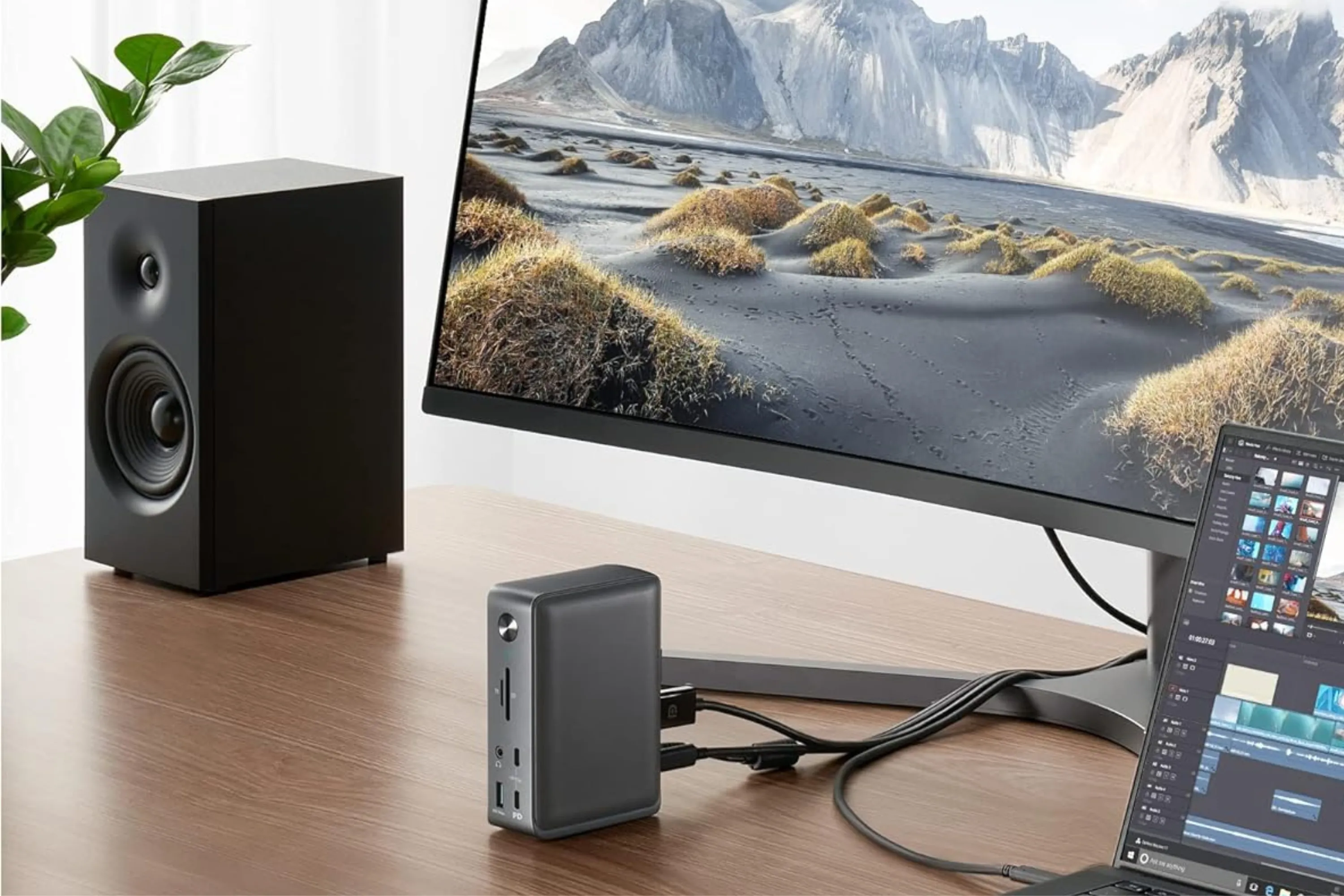 Dock Anker PowerExpand kết nối với laptop và ba màn hình ngoài