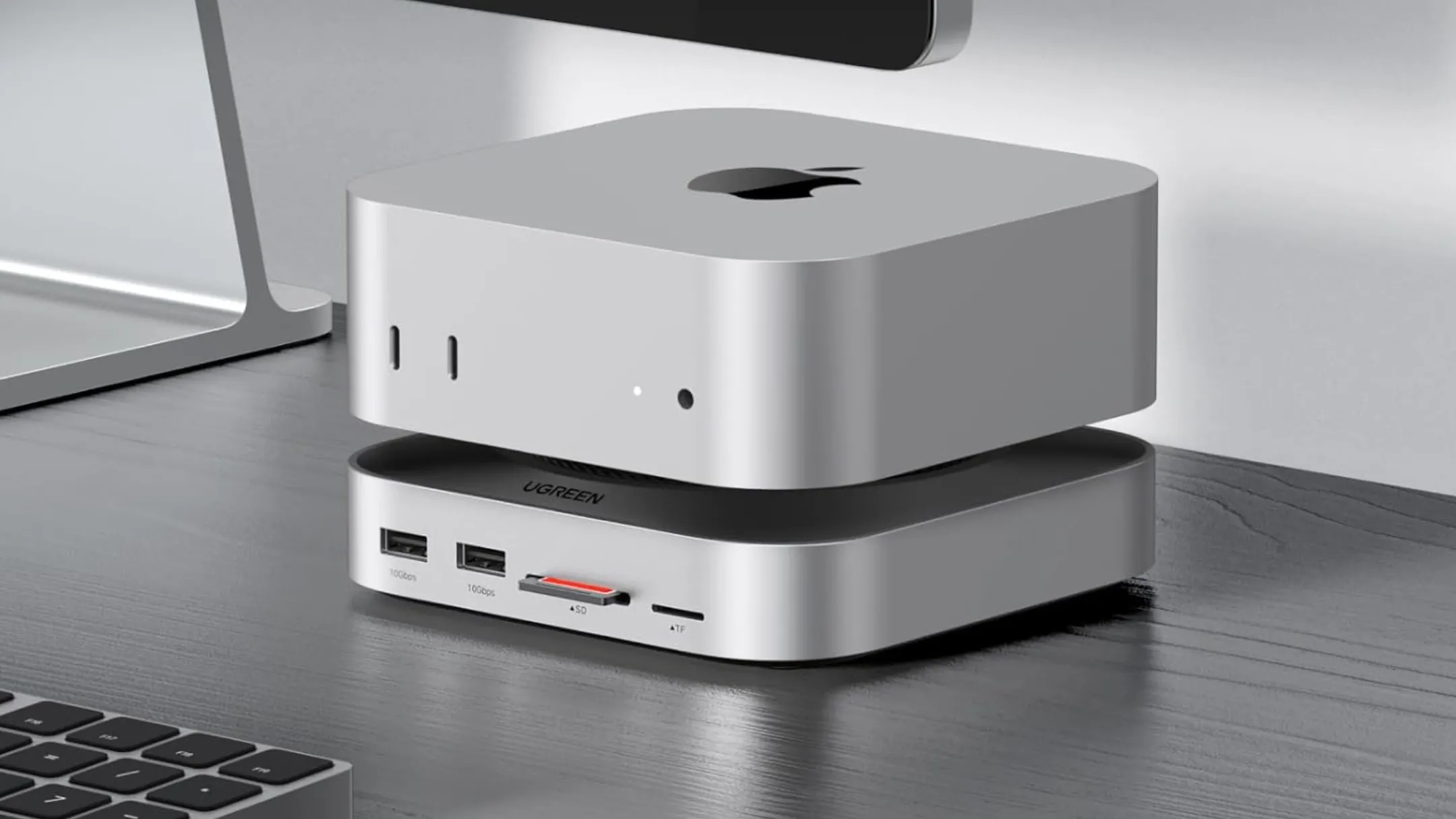 Dock Ugreen Mac Mini M4 đặt cùng Mac Mini trên bàn làm việc, khoe các cổng kết nối đa dạng và thiết kế liền mạch