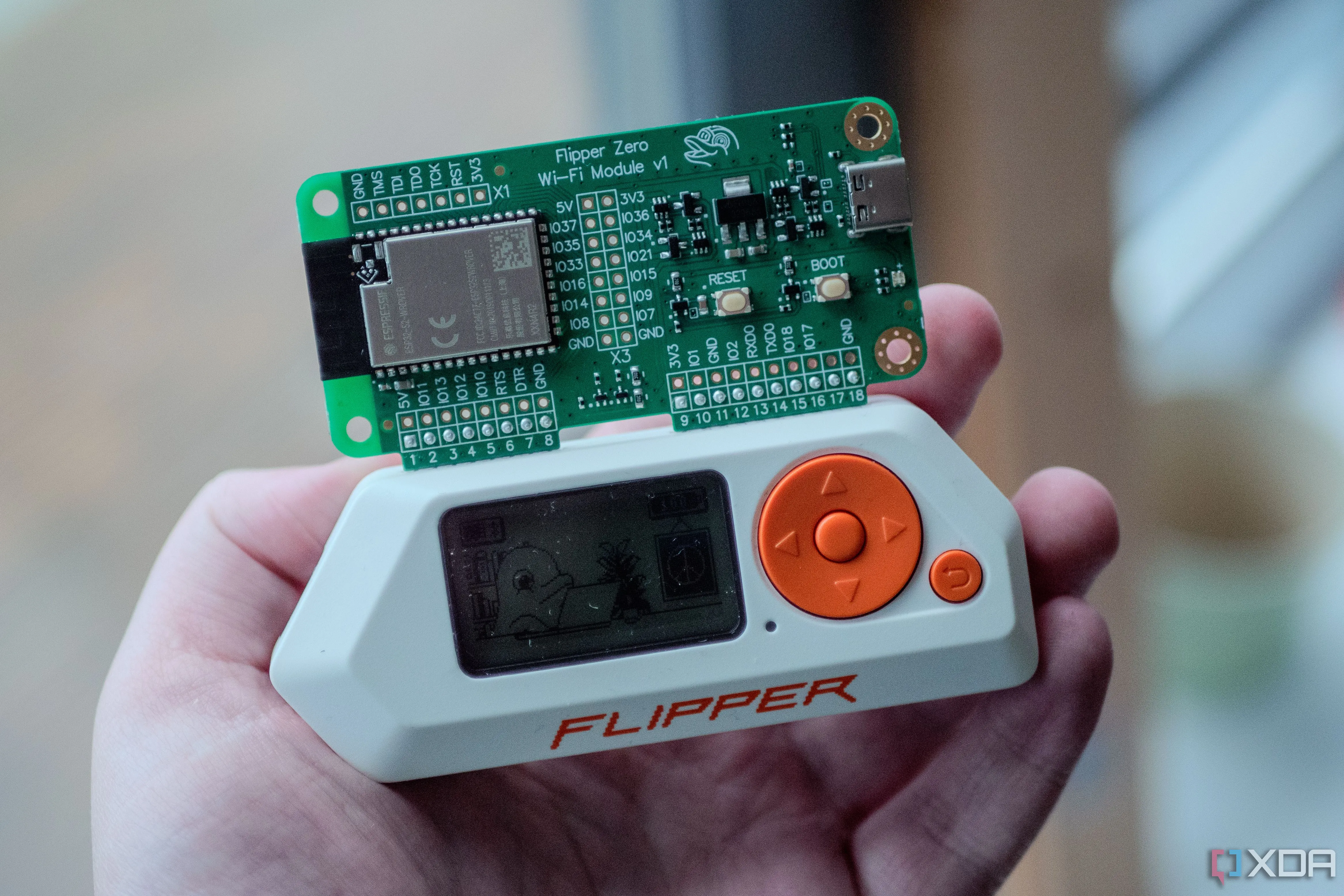 Flipper Zero trong tay với Wi-Fi dev board gắn phía trên