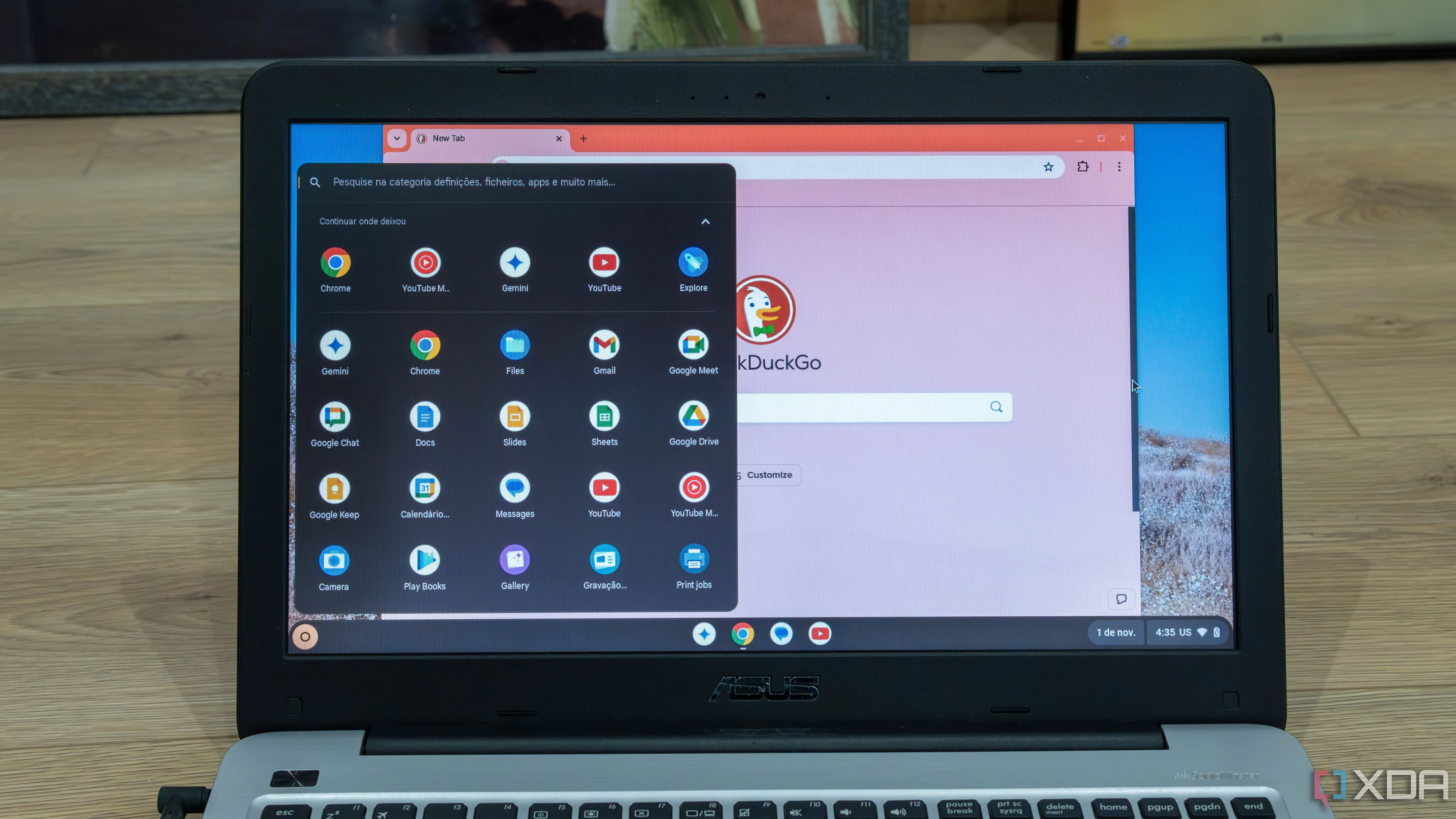 Giao diện Chrome OS đầy đủ trên laptop cũ, hiển thị trình duyệt Chrome và kho ứng dụng Android Google Play Store.