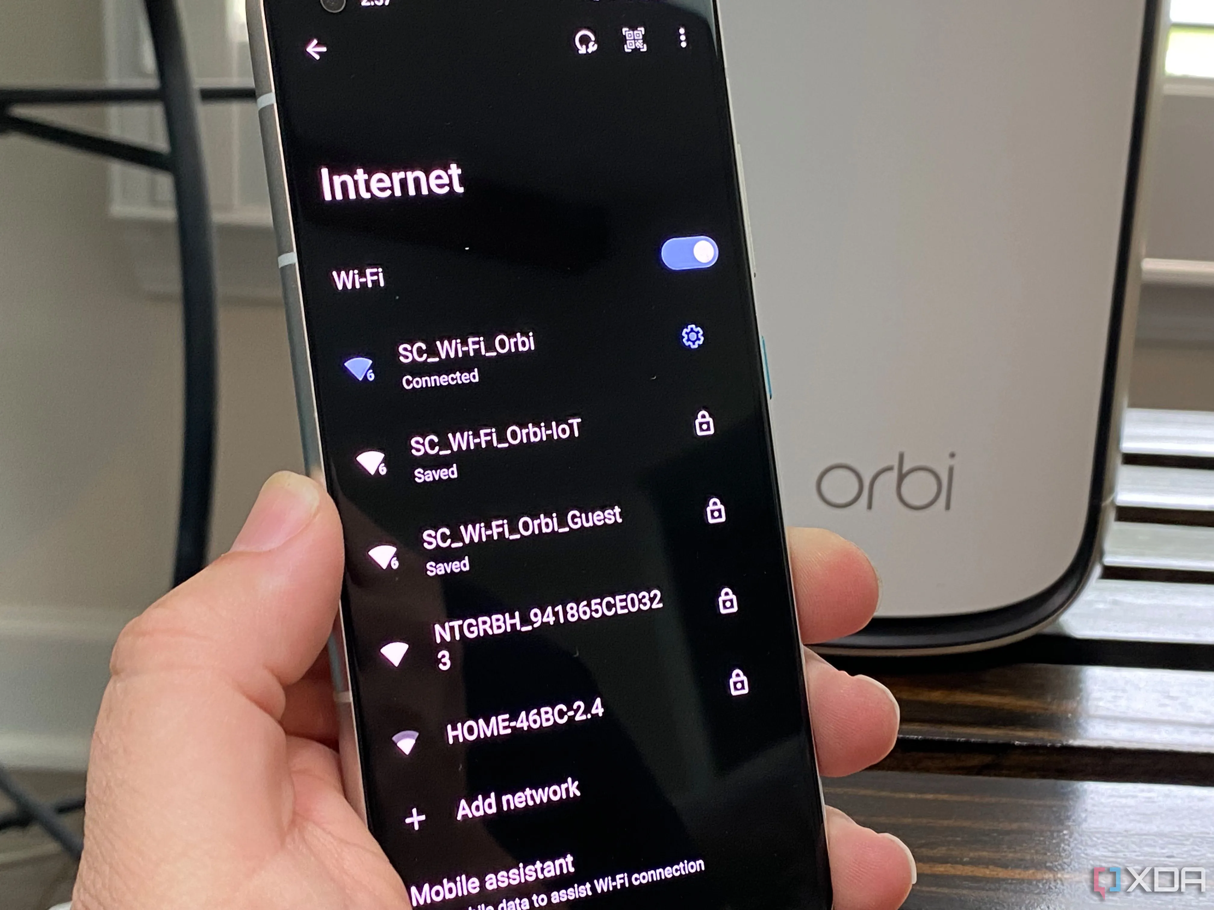 Giao diện điện thoại Android hiển thị các mạng Wi-Fi của router Netgear, bao gồm mạng chính, khách và IoT