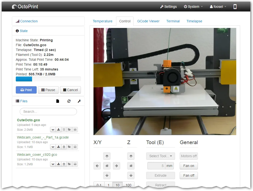 Giao diện điều khiển OctoPrint trên trình duyệt web hiển thị các tùy chọn giám sát và cài đặt