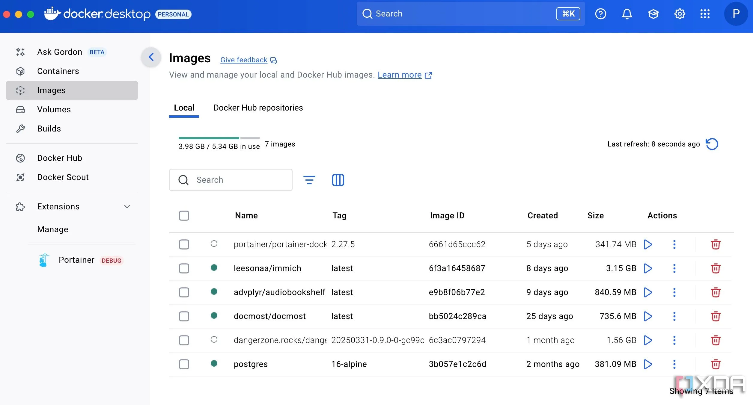Giao diện Docker Desktop hiển thị các container đang hoạt động, minh họa cách quản lý ứng dụng đóng gói