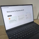 Giao diện Google NotebookLM hiển thị trên màn hình máy tính xách tay