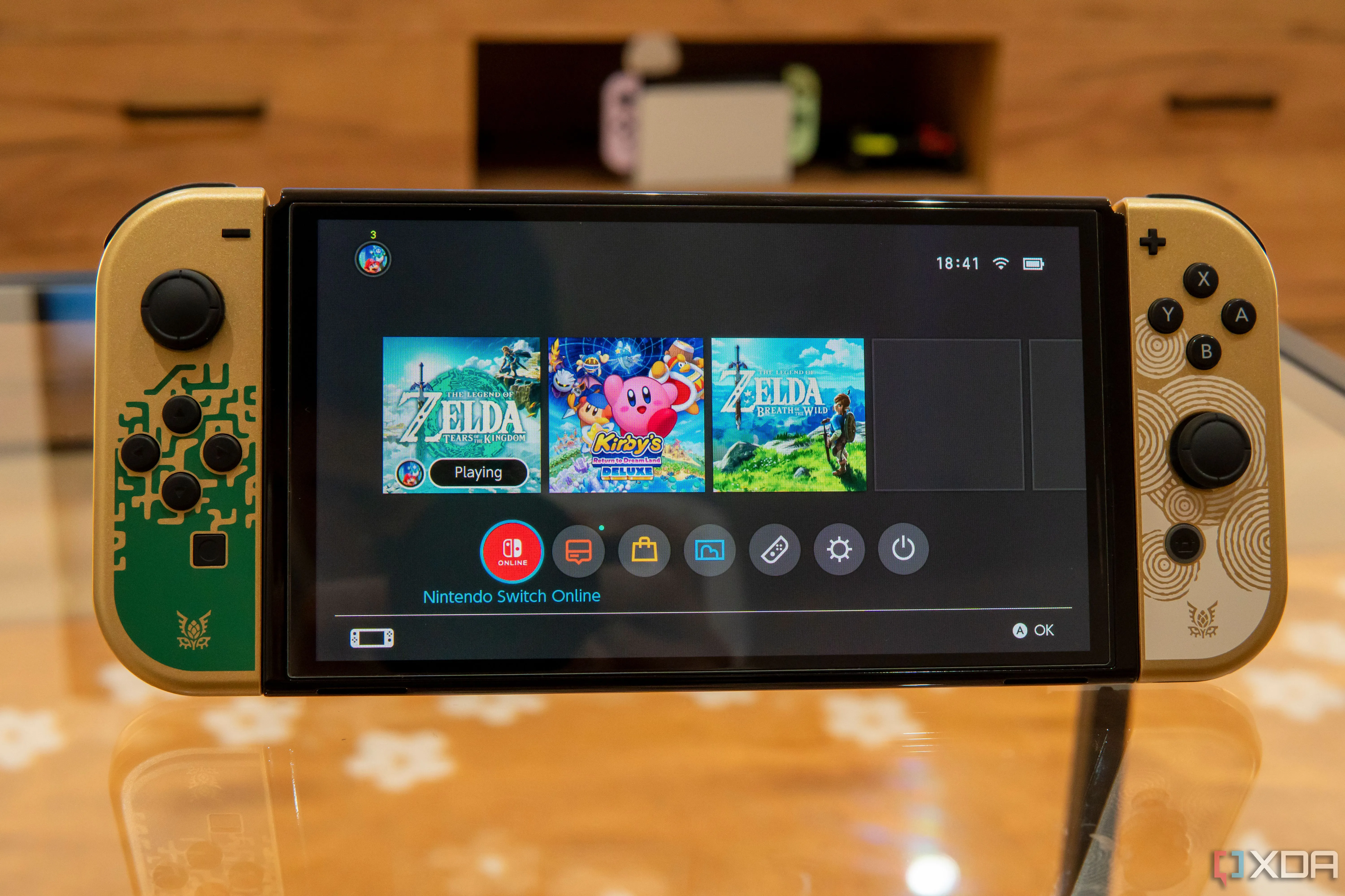 Giao diện màn hình chính của Nintendo Switch OLED, minh họa thiết kế và trải nghiệm người dùng.