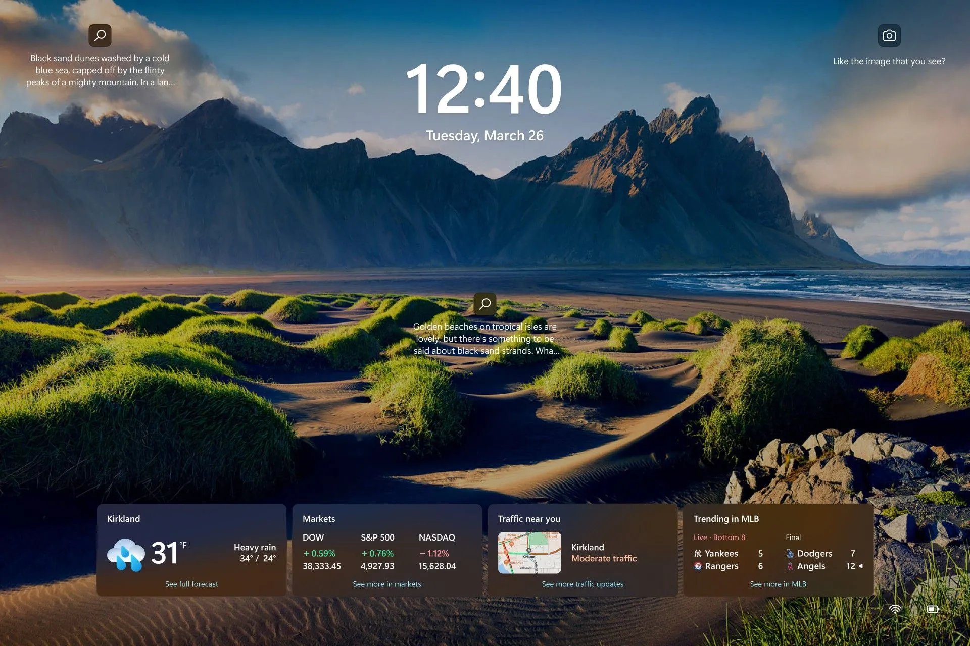 Giao diện màn hình khóa Windows 11 với tính năng Discover widgets đang hoạt động