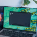 Giao diện máy tính chạy Windows 11 với biểu tượng Copilot và ứng dụng Notepad, minh họa môi trường thử nghiệm nơi tính năng chia sẻ âm thanh được phát hiện.