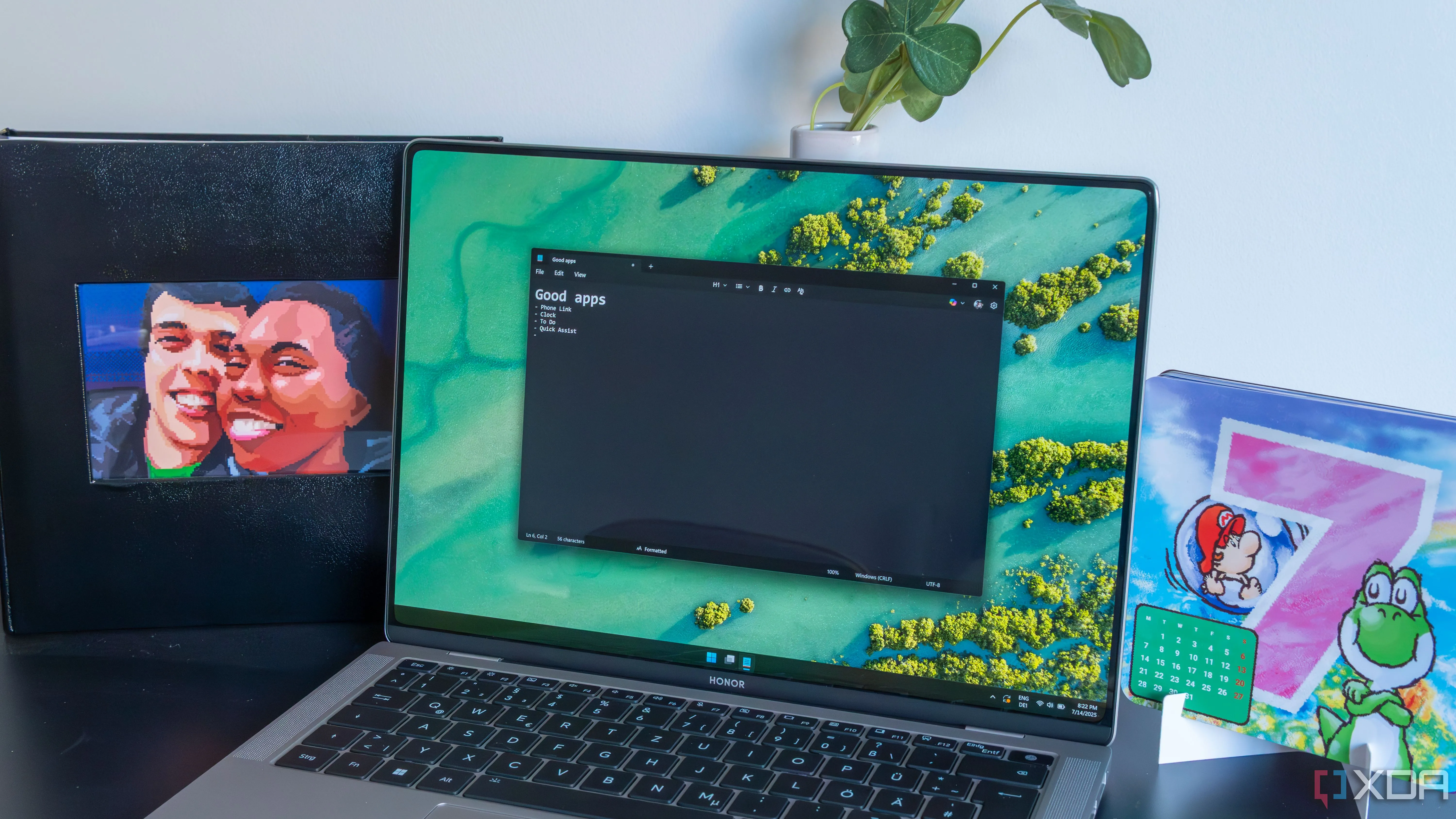 Giao diện máy tính chạy Windows 11 với biểu tượng Copilot và ứng dụng Notepad, minh họa môi trường thử nghiệm nơi tính năng chia sẻ âm thanh được phát hiện.