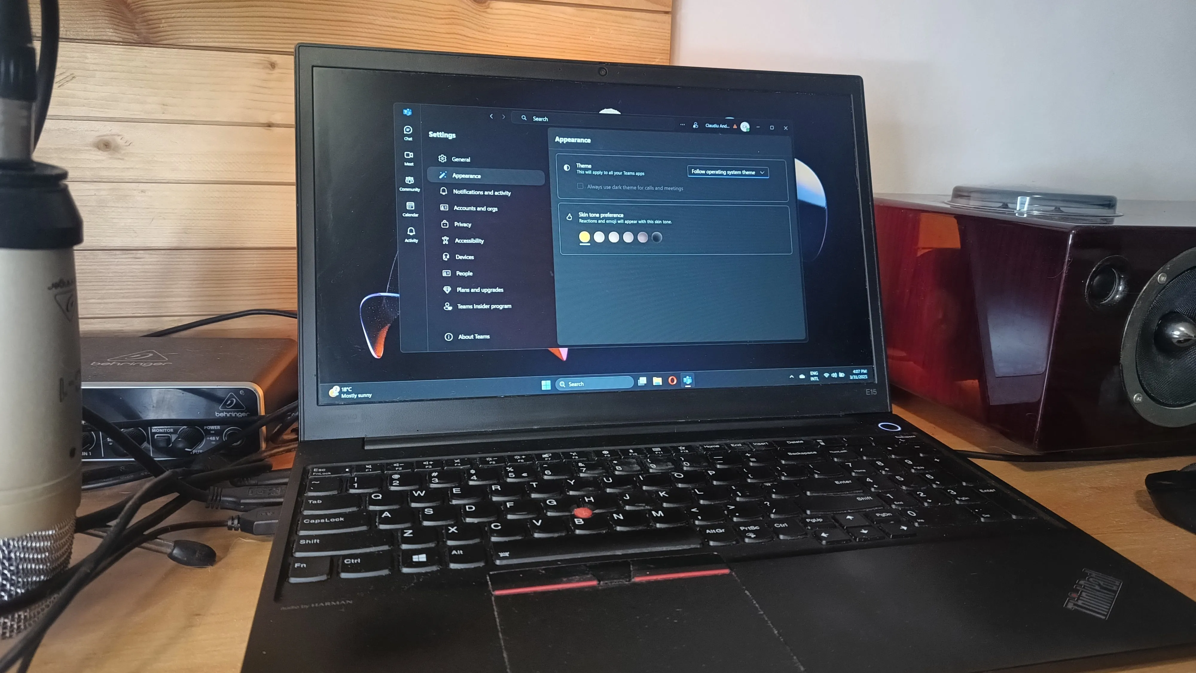 Giao diện Microsoft Teams trên laptop Windows 11, minh họa các thay đổi về tính năng mở file trong phiên bản cổ điển.
