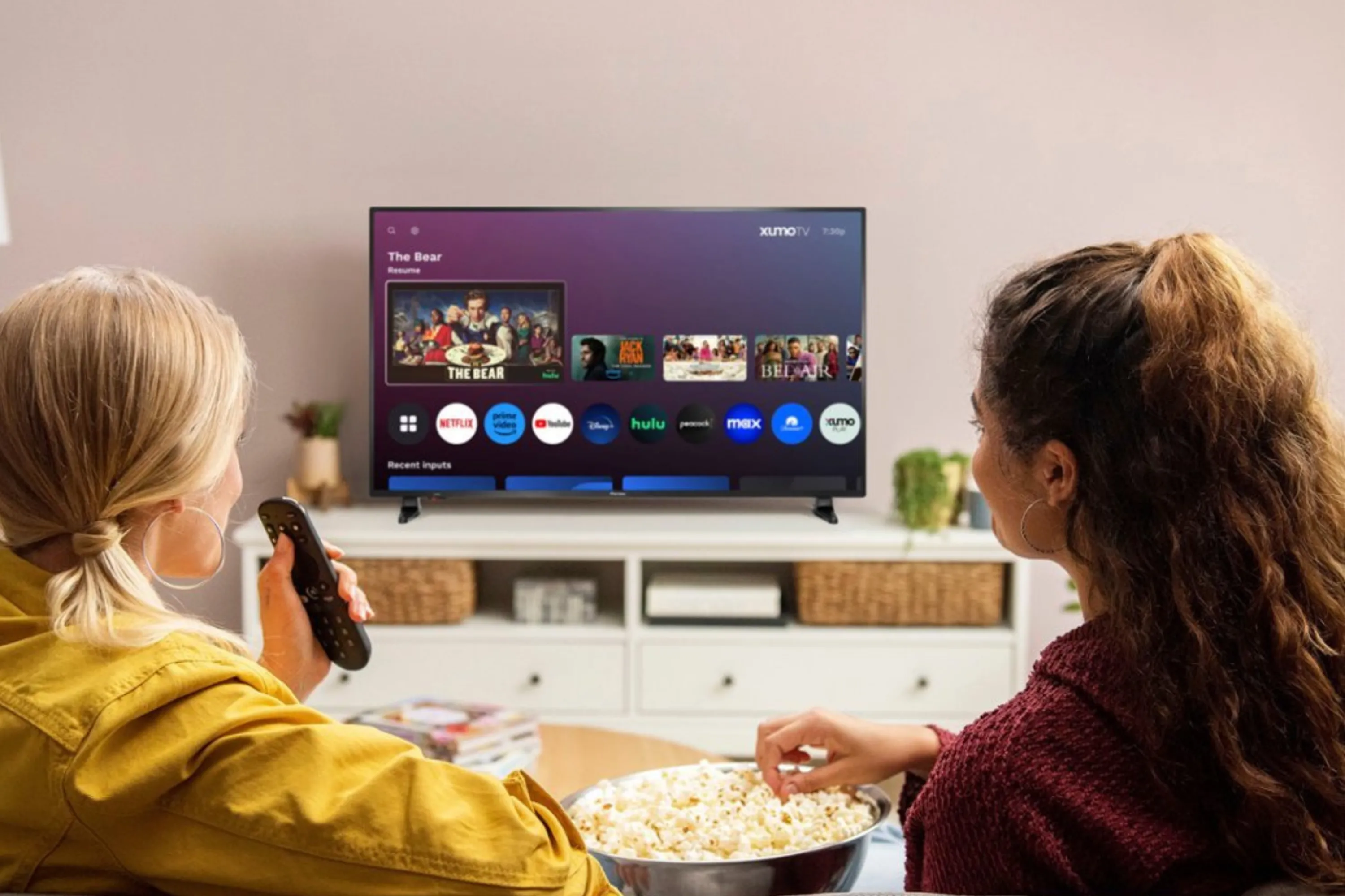 Giao diện người dùng trên Smart TV Pioneer Xumo hiển thị các ứng dụng phát trực tuyến