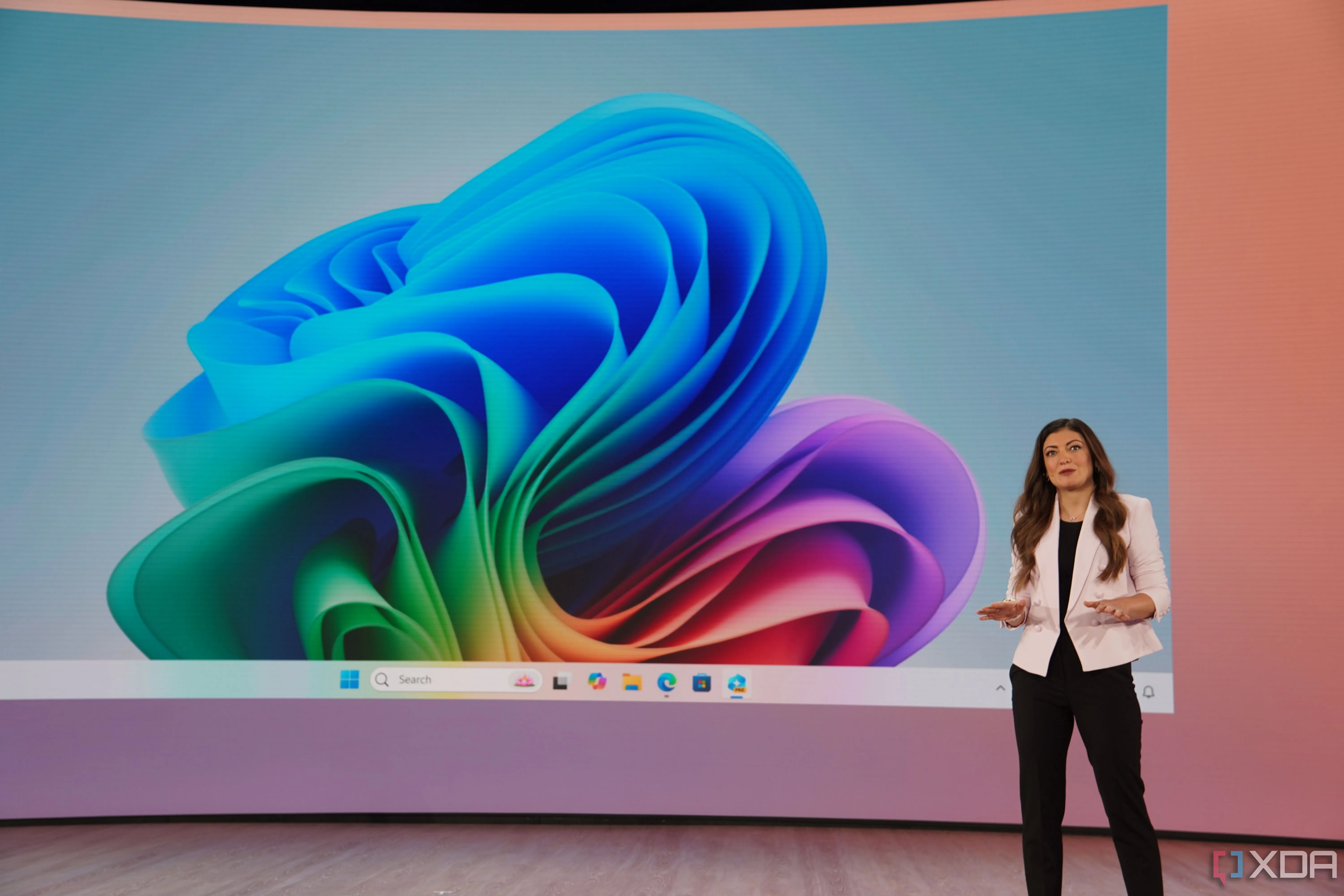 Giao diện tính năng Recall trên Windows 11 hiển thị các ảnh chụp nhanh hoạt động và thanh tìm kiếm