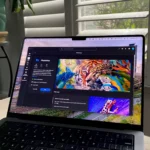 Giao diện ứng dụng Adobe Creative Cloud với Photoshop đang mở trên MacBook Pro, minh họa công cụ sáng tạo miễn phí cho người dùng RTX