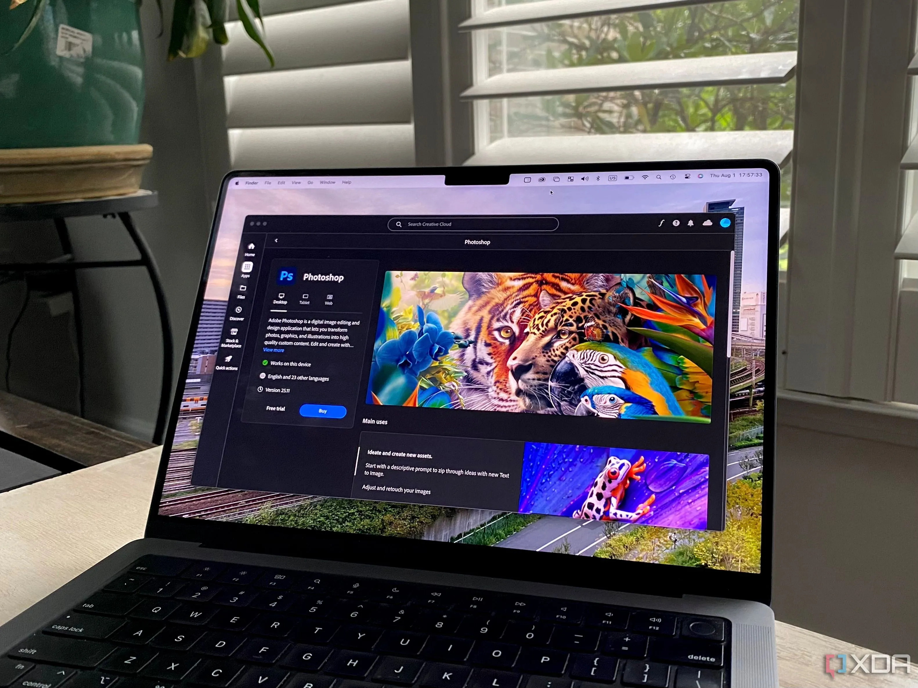 Giao diện ứng dụng Adobe Creative Cloud với Photoshop đang mở trên MacBook Pro, minh họa công cụ sáng tạo miễn phí cho người dùng RTX