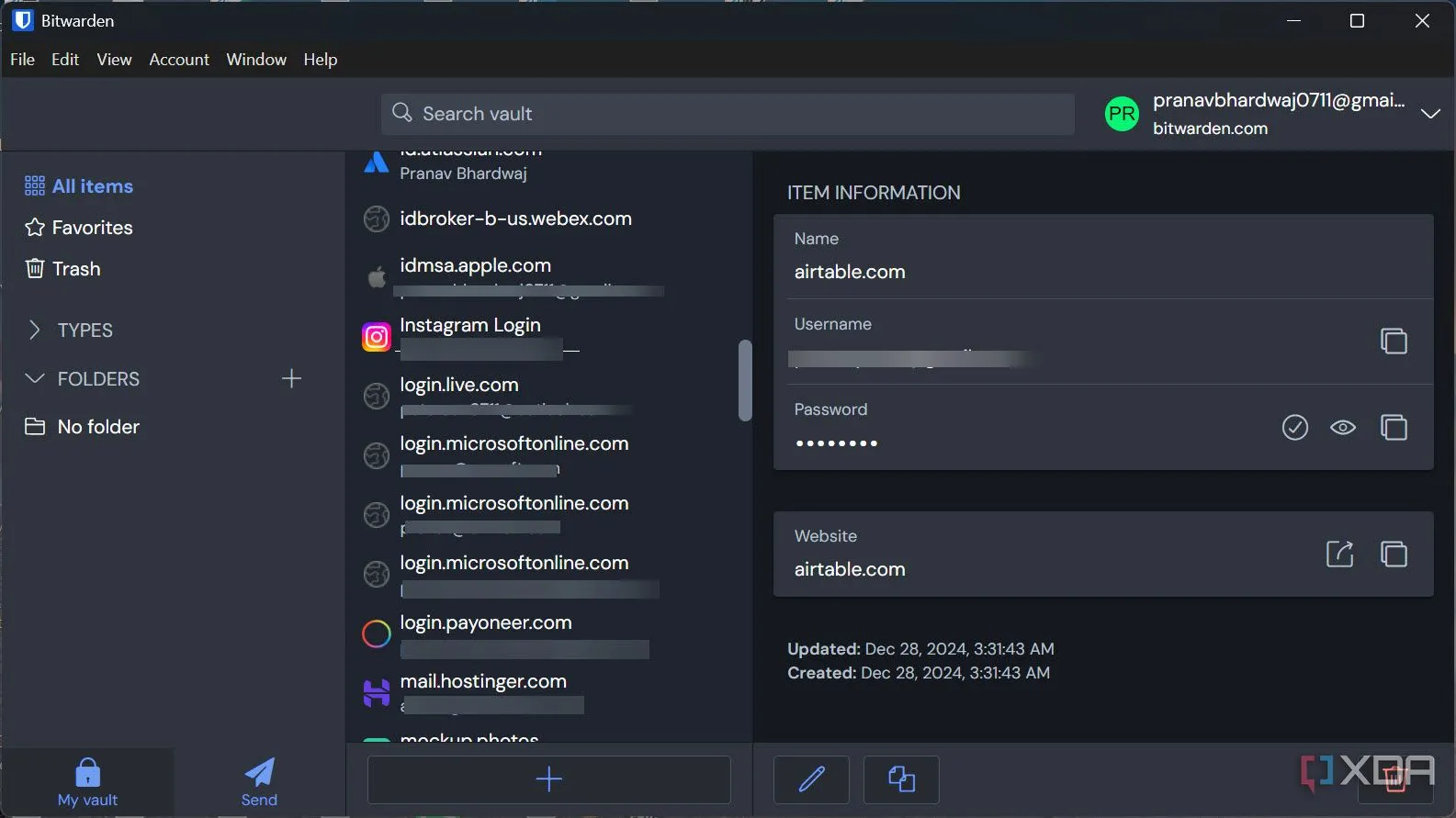 Giao diện ứng dụng Bitwarden trên Windows, hiển thị khả năng quản lý mật khẩu miễn phí và an toàn.