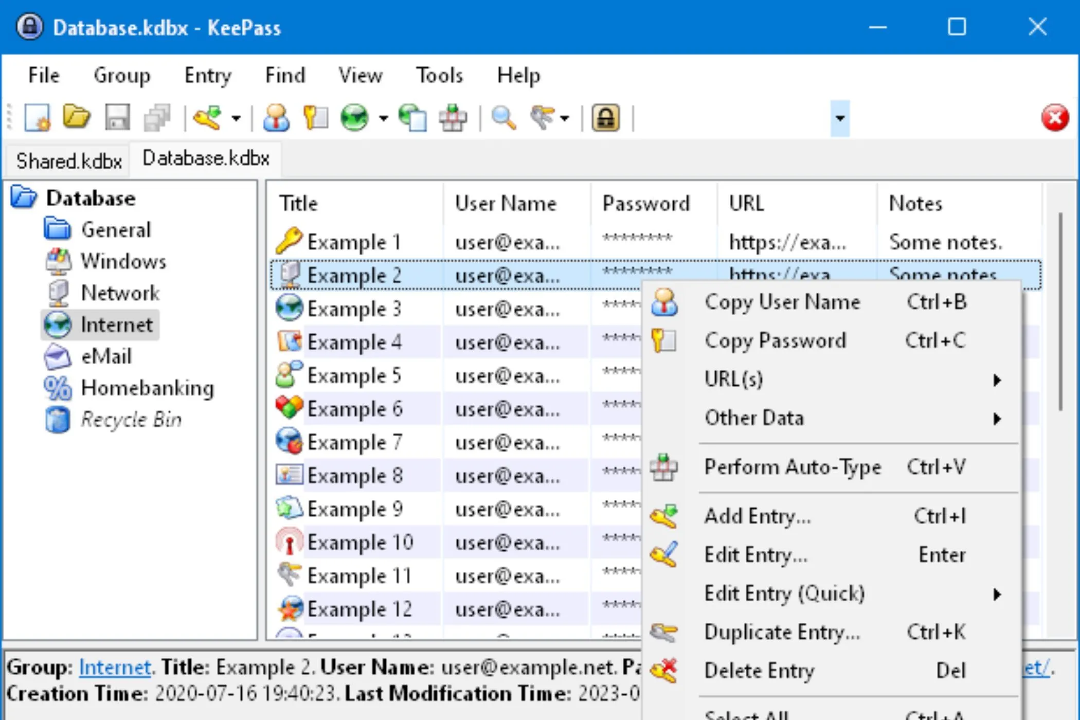 Giao diện ứng dụng desktop của trình quản lý mật khẩu KeePass với các mục nhập mật khẩu được tổ chức.