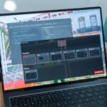 Giao diện Windows 11 trên laptop, hiển thị cửa sổ Registry và cài đặt FancyZones, minh họa môi trường làm việc của người dùng Insider.