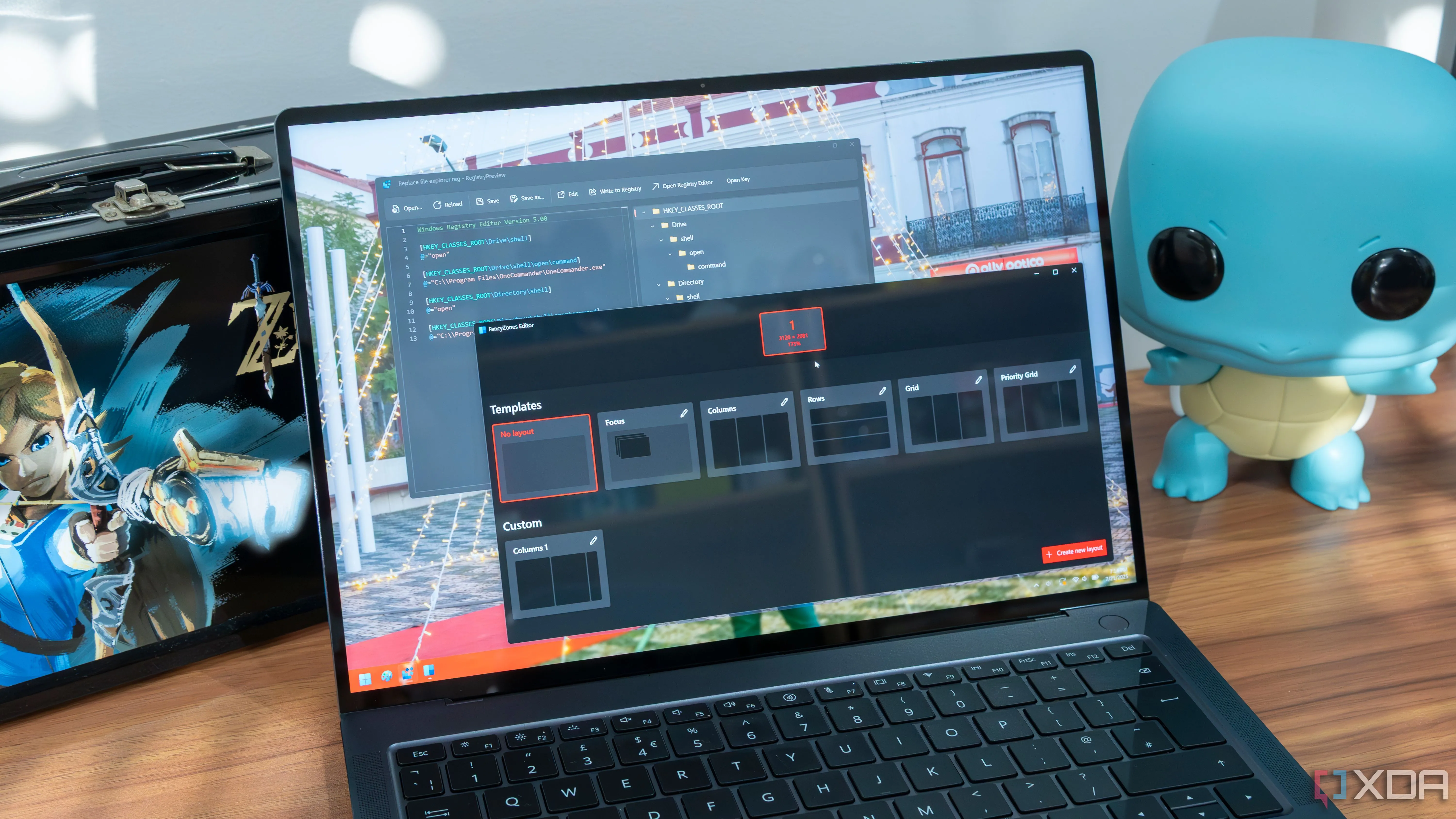 Giao diện Windows 11 trên laptop, hiển thị cửa sổ Registry và cài đặt FancyZones, minh họa môi trường làm việc của người dùng Insider.