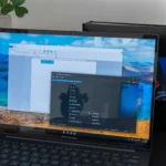 Giao diện Windows 11 với các ứng dụng cơ bản WordPad và Notepad