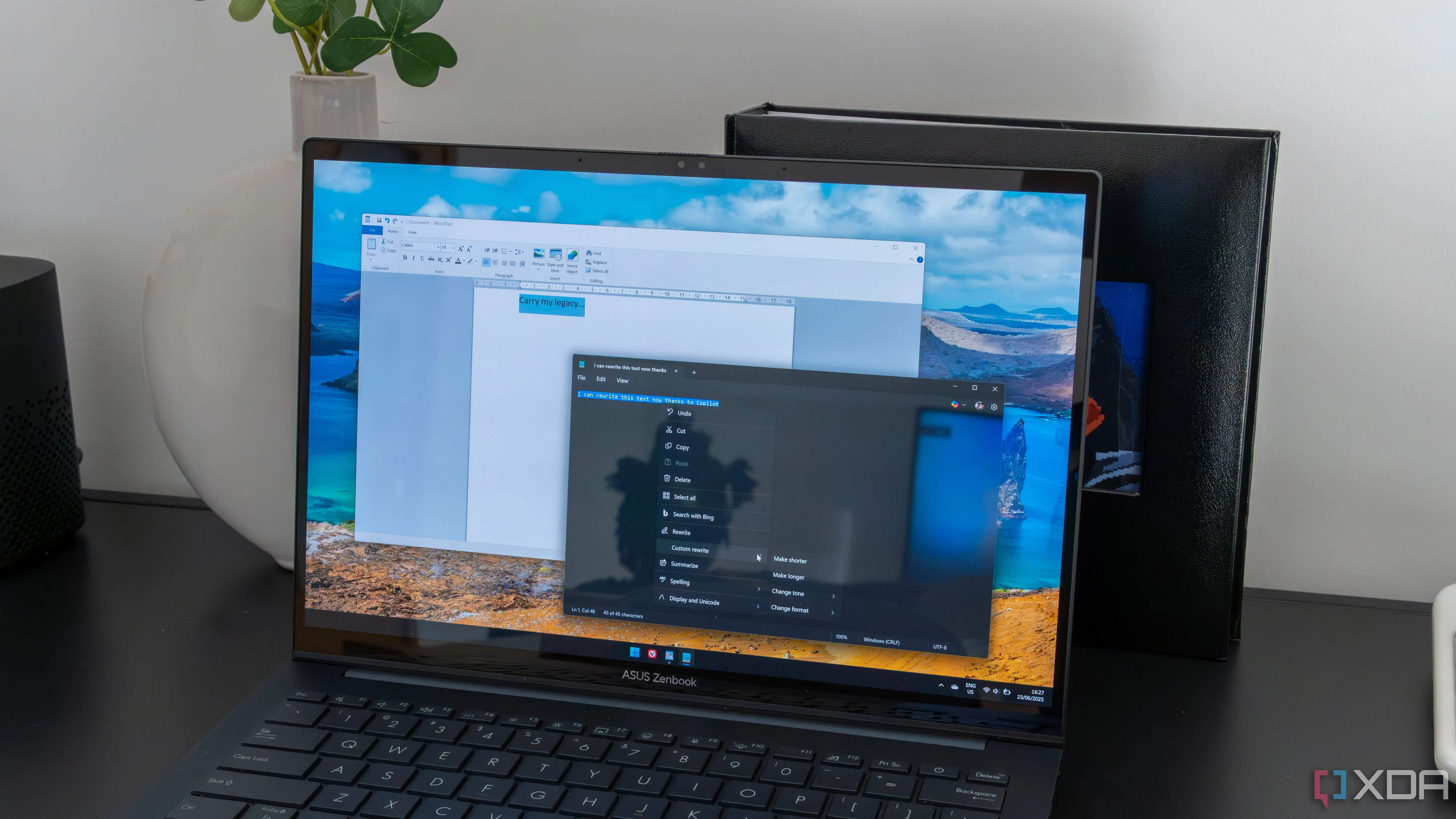 Giao diện Windows 11 với các ứng dụng cơ bản WordPad và Notepad