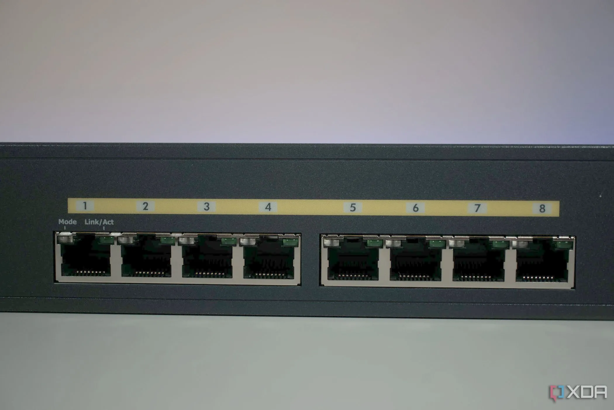 Góc cận cảnh các cổng PoE trên Switch EnGenius ECS112FP, thể hiện khả năng cấp nguồn và dữ liệu đồng thời qua một cáp duy nhất