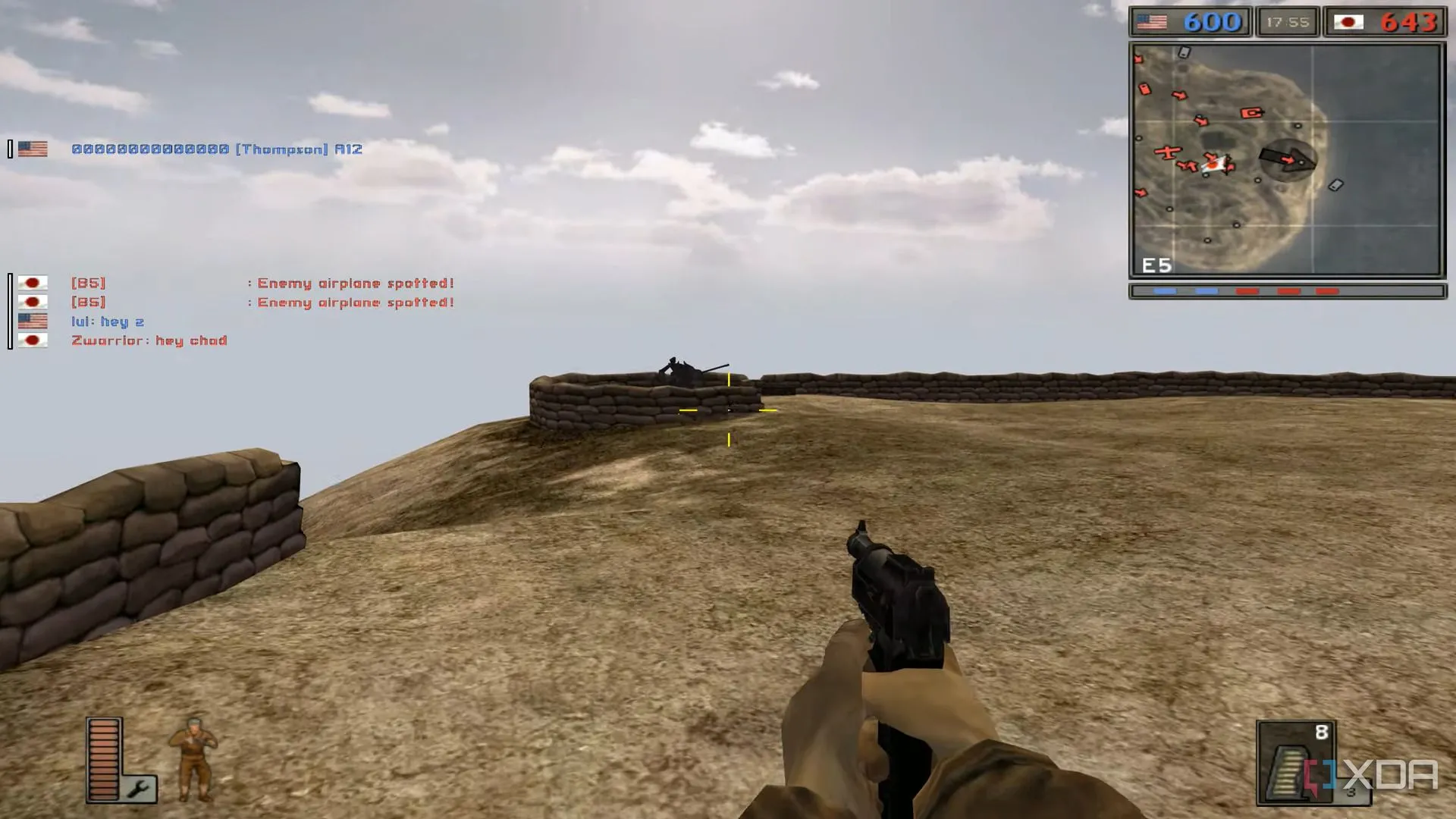 Góc nhìn người chơi với khẩu súng lục trong Battlefield 1942, tựa game FPS lịch sử khởi đầu cho series.