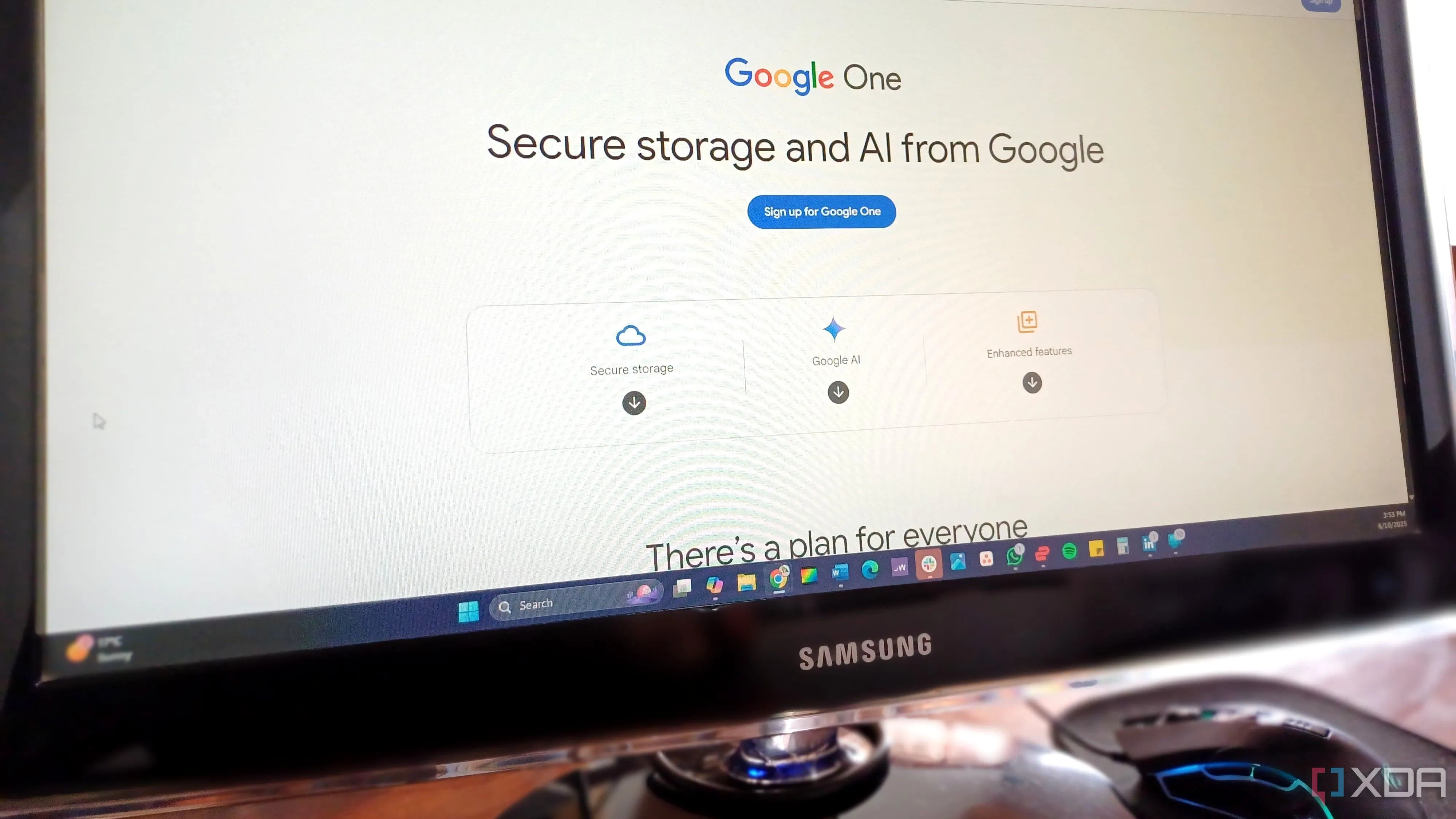 Google One trên màn hình máy tính: Giao diện trang chủ Google One hiển thị các lợi ích như lưu trữ đám mây, hỗ trợ chuyên gia và tính năng VPN