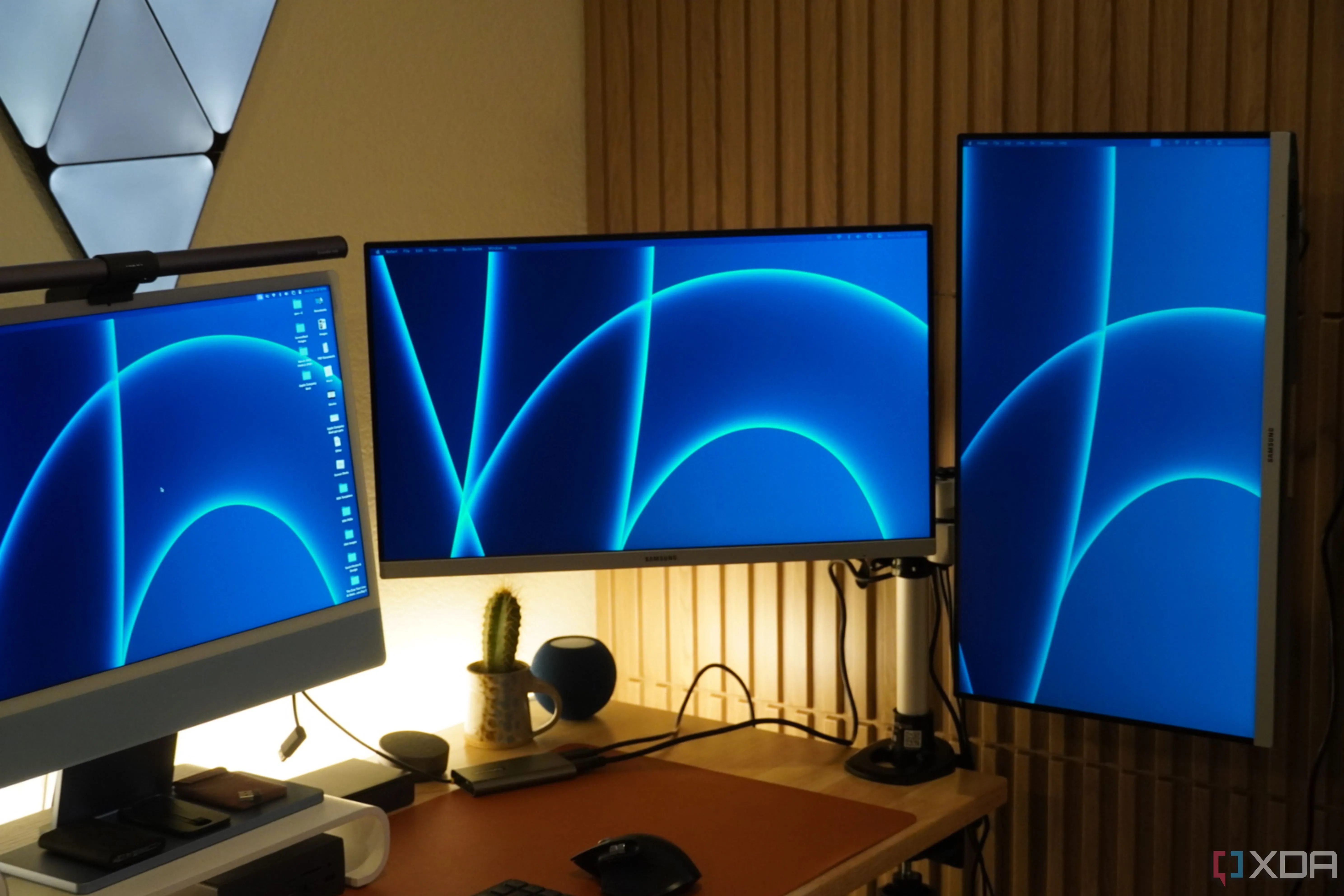 Hai màn hình được gắn trên giá đỡ StarTech Dual Monitor Arm, cho thấy sự tiện lợi trong việc điều chỉnh vị trí và tối ưu không gian làm việc.
